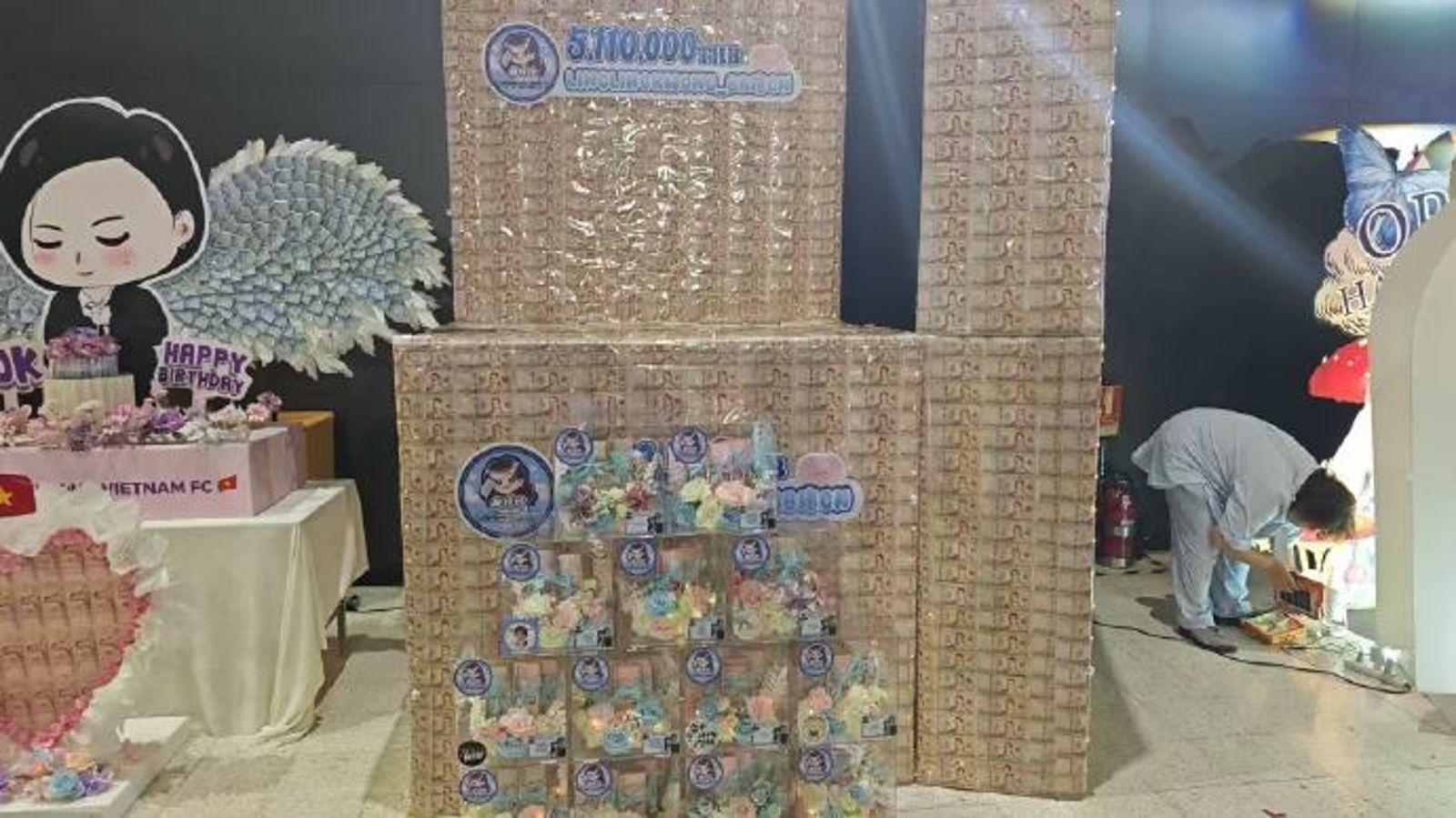 中粉粉絲站應援的滿滿泰銖。(翻攝自微博)