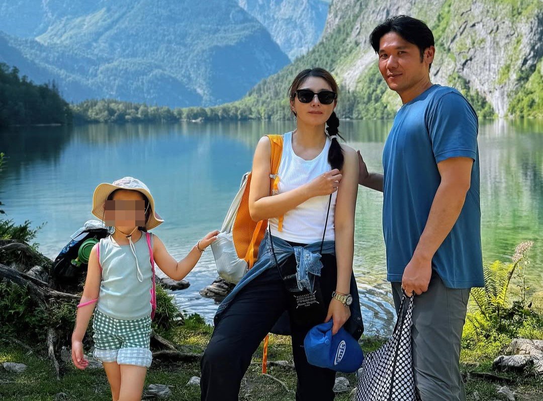 陳怡蓉（中）和老公薛博仁（右）育有1女Bambi。（翻攝陳怡蓉IG）