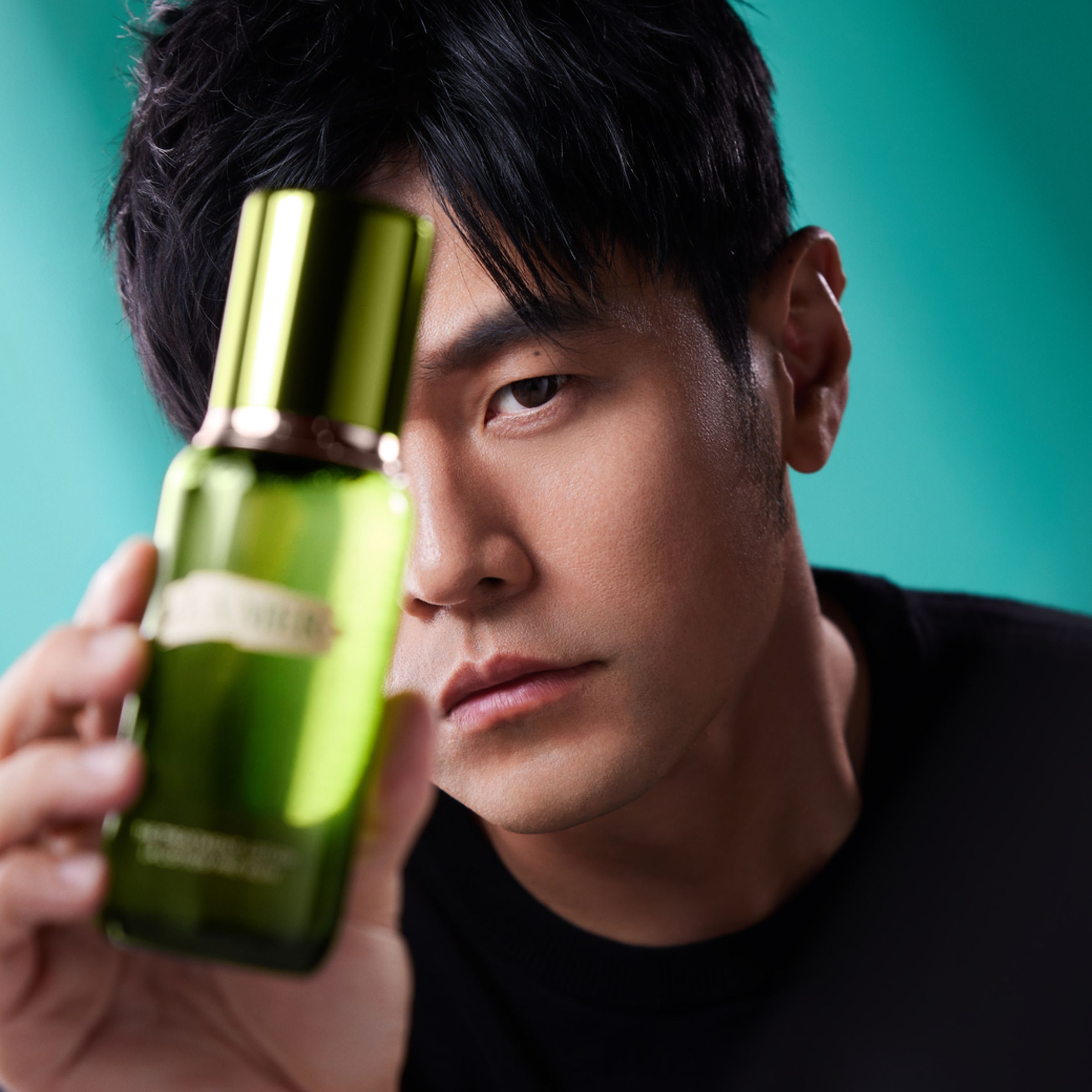 周杰倫認為每個人得值得寵愛自己。(雅詩蘭黛集團提供)