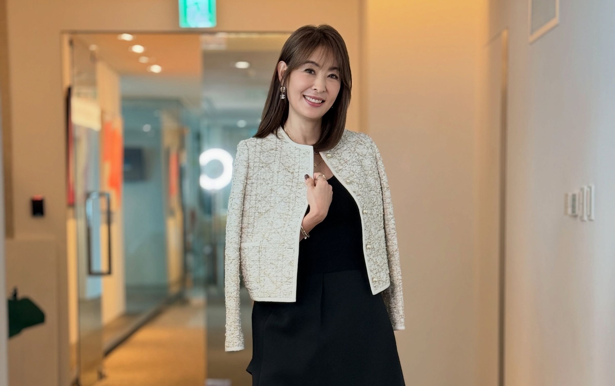 賈永婕昨身穿黑色洋裝搭配一件白色短外套到立法院列席備詢，結果被召委賴惠員批評穿著不夠純樸，這起事件在網路上引發熱議。（翻攝自賈永婕臉書）