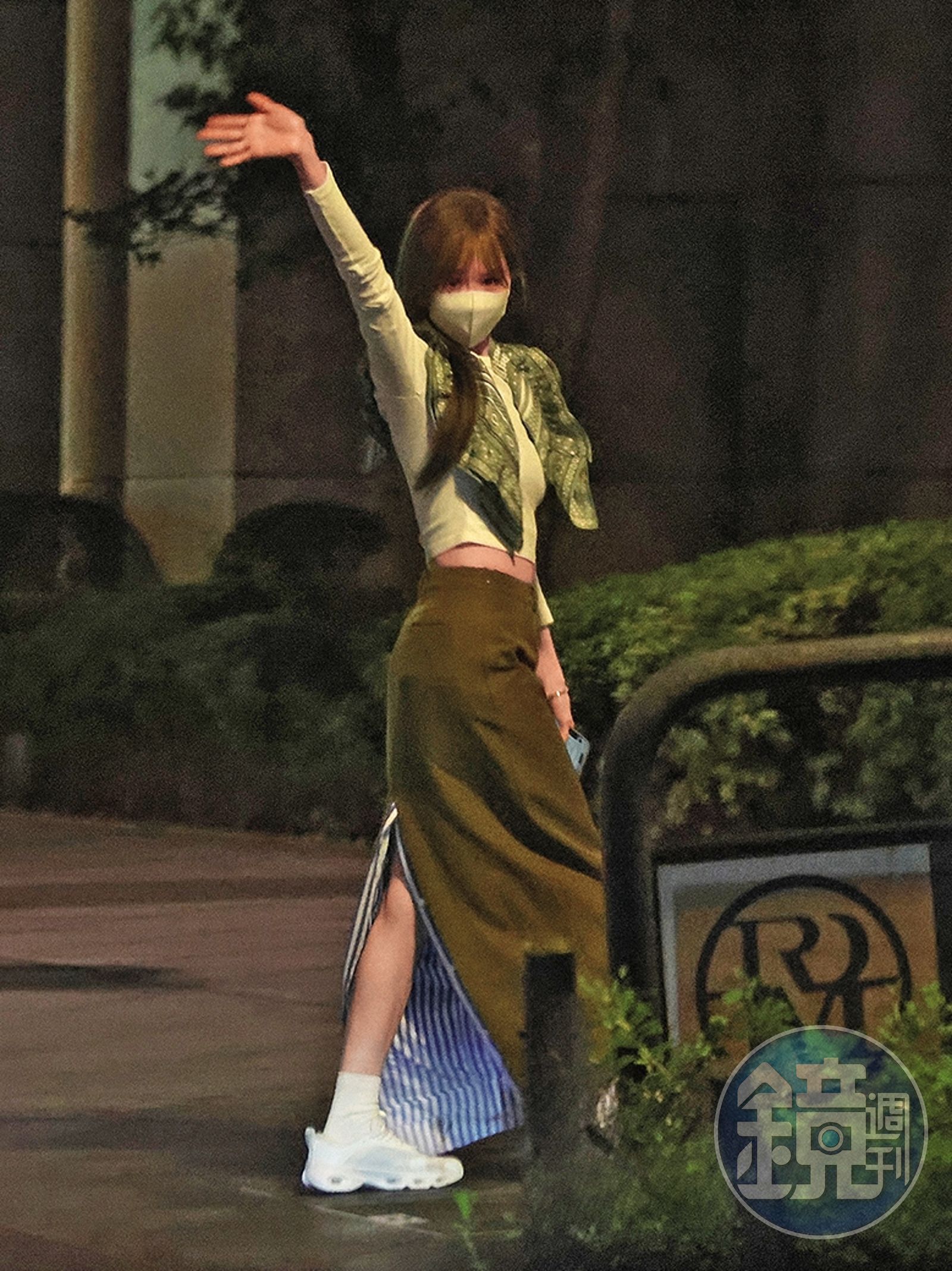 11月5日22：34，王心凌發現本刊後，還特意回頭揮手道別