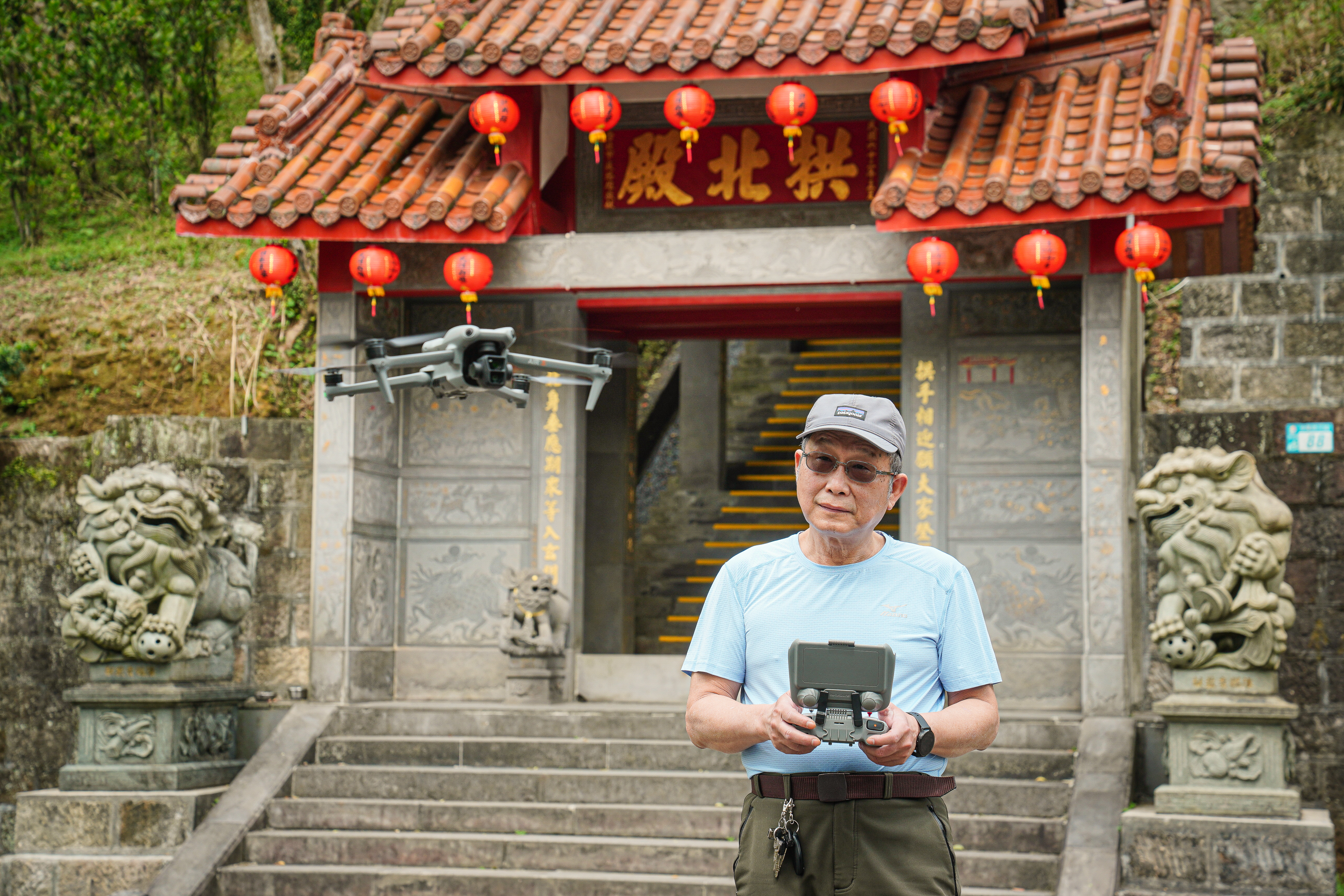 謝佳穎熱愛攝影，他形容等待光影，就像股價起漲時必須配合產業時機。