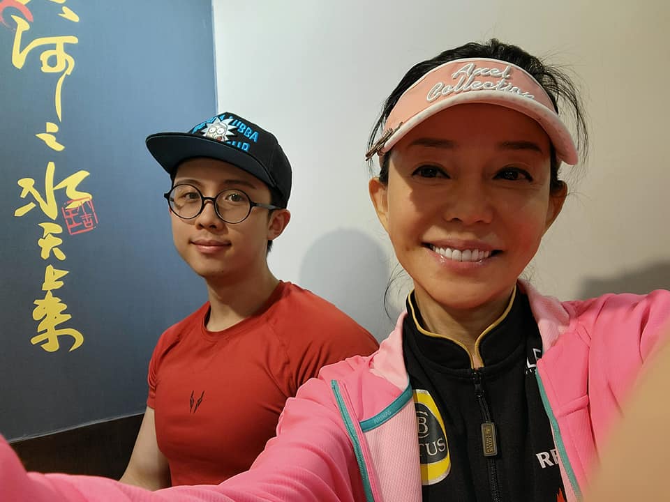 資深媒體人黃智賢昨天開直播時，呼籲狄鶯放過司法。（翻攝自狄鶯臉書）