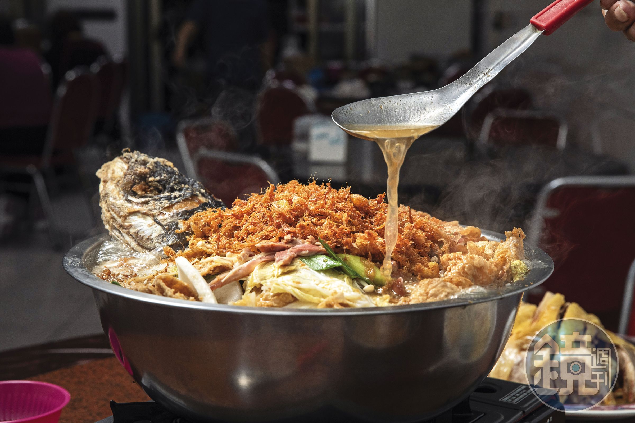 佳香砂鍋魚頭每份使用半顆魚頭,有濃厚沙茶雞湯湯頭,混合魚肉與蛋酥鮮香。(1,000元/大份)