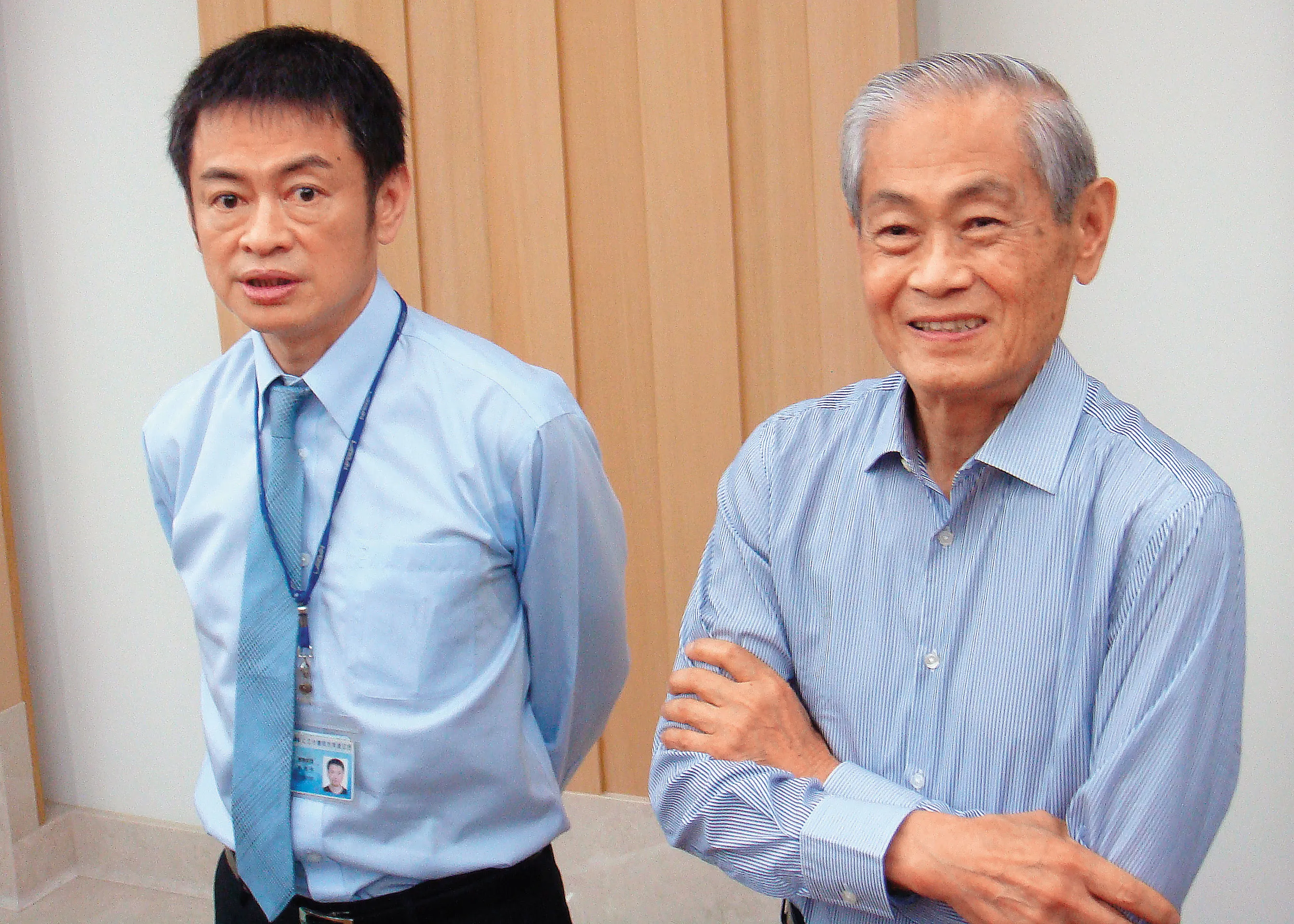 大立光創辦人林耀英（右）交棒給兒子林恩平（左），每天仍是一早進公司上班。（今周刊）