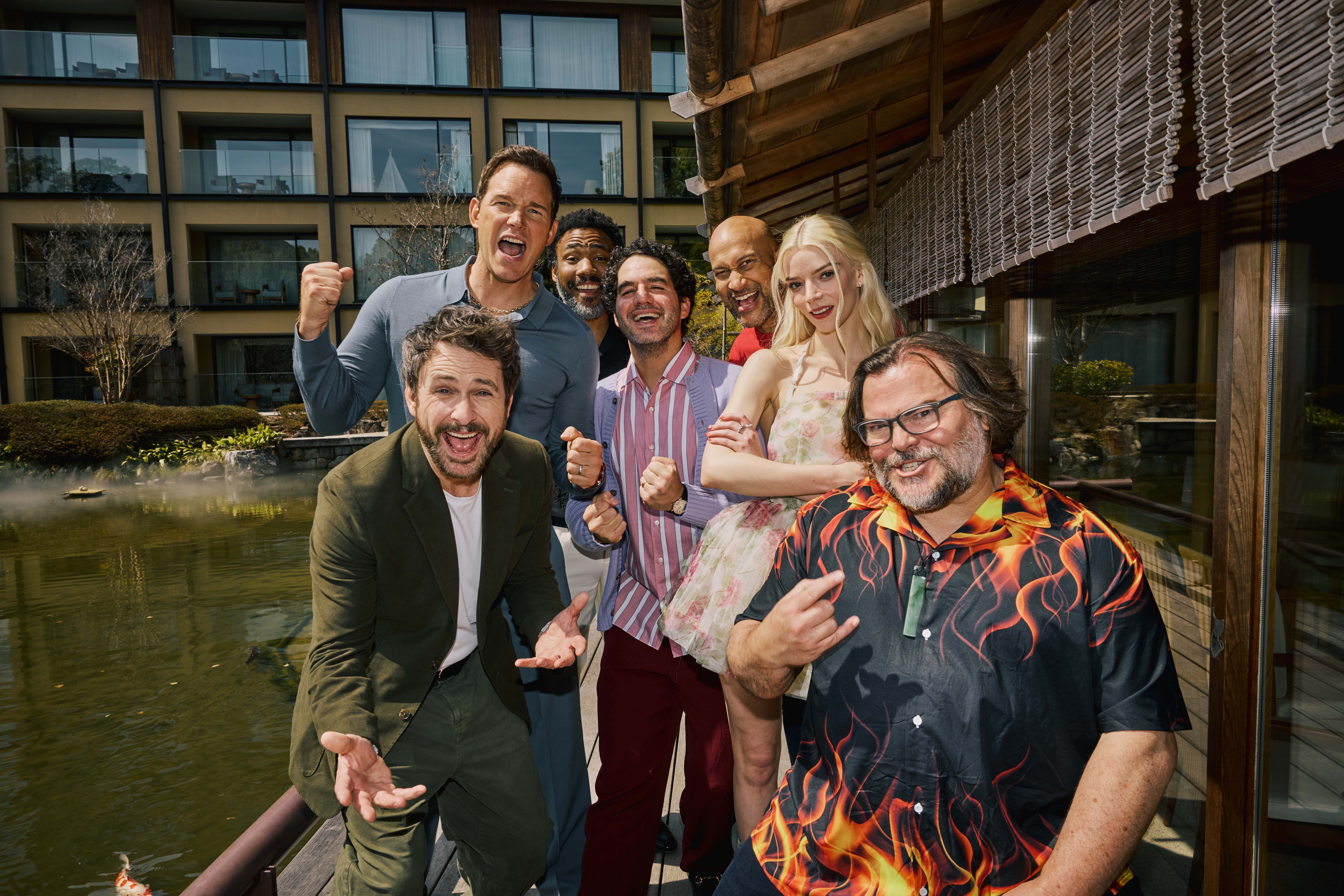 查理戴（左起）、克里斯普瑞特、唐納葛洛佛、班尼沙夫戴、基根麥可奇、安雅泰勒喬伊、傑克布萊克，一起在京都宣傳《超級瑪利歐銀河電影版》。（UIP提供）