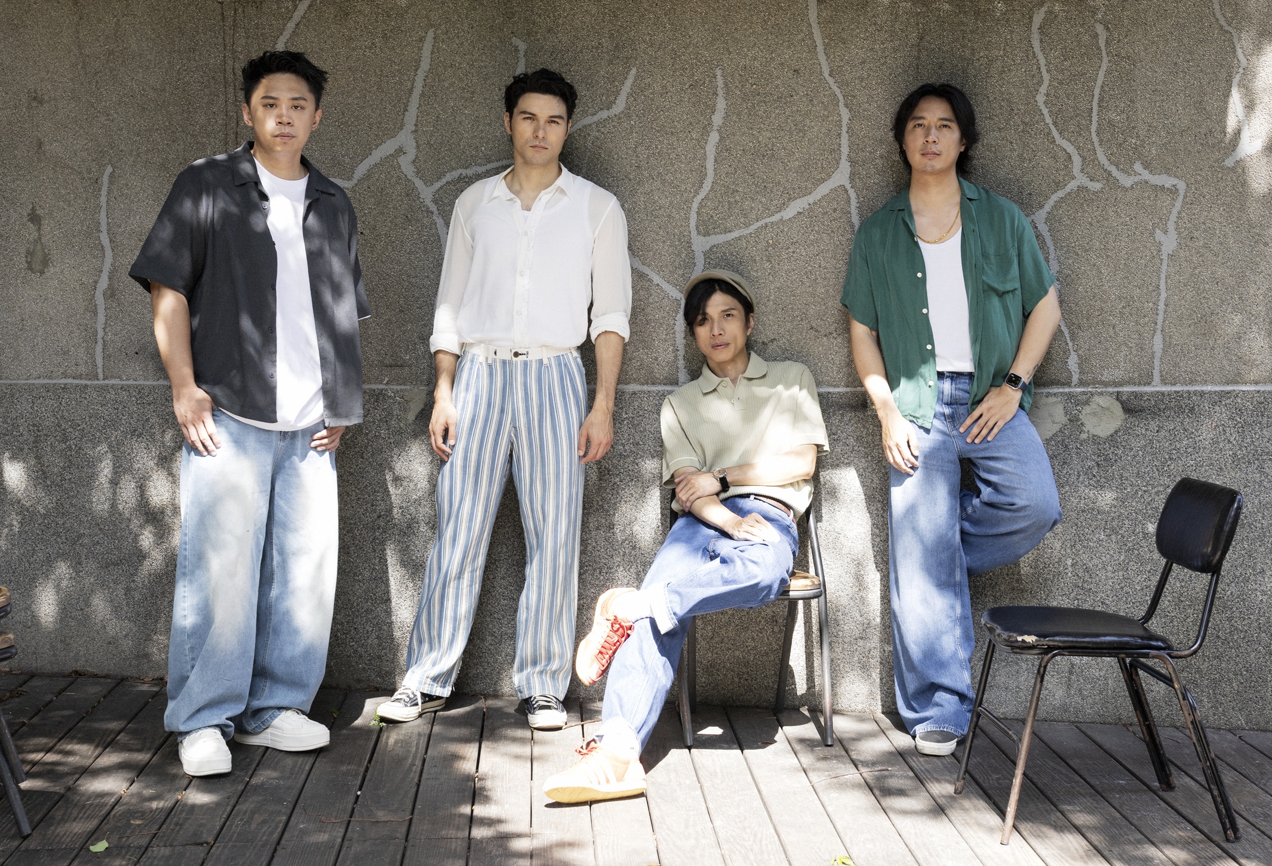 鳳小岳組成全新樂團「壓克力柿子」，和團員一起拍宣傳照心情很不一樣。（鳳小岳&壓克力柿子工作室提供）