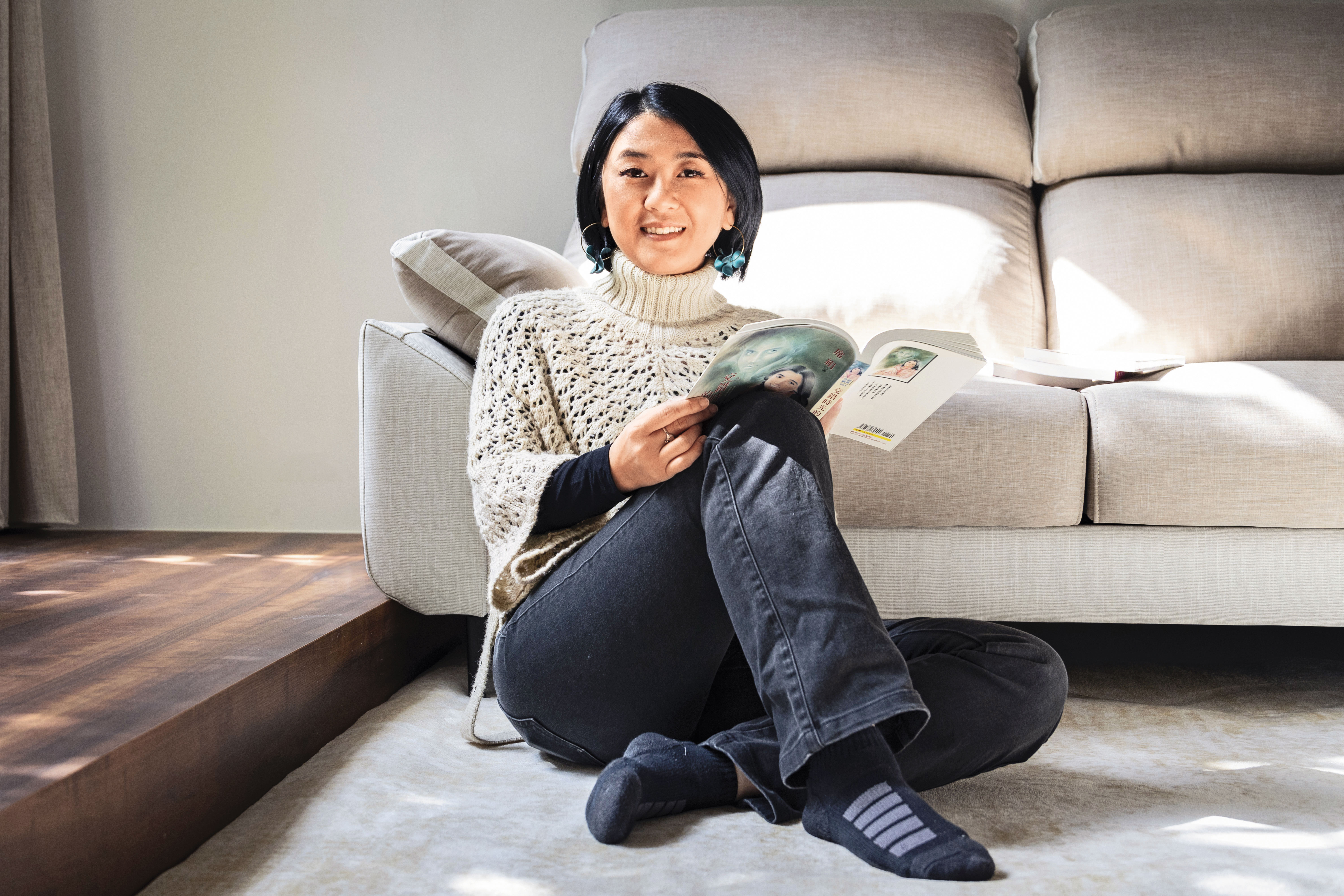 閱讀言情小說是許多台灣女性的共同記憶,對家教森嚴的張怡婷來說,那是少女時代逃出壓抑的窗口。