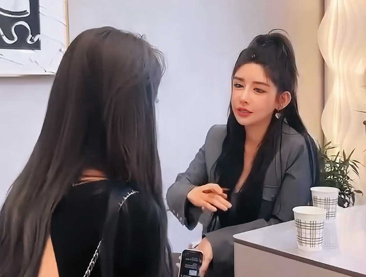 洪女秀出與客戶進行醫美諮詢的影片，塑造成功形象。（翻攝畫面）