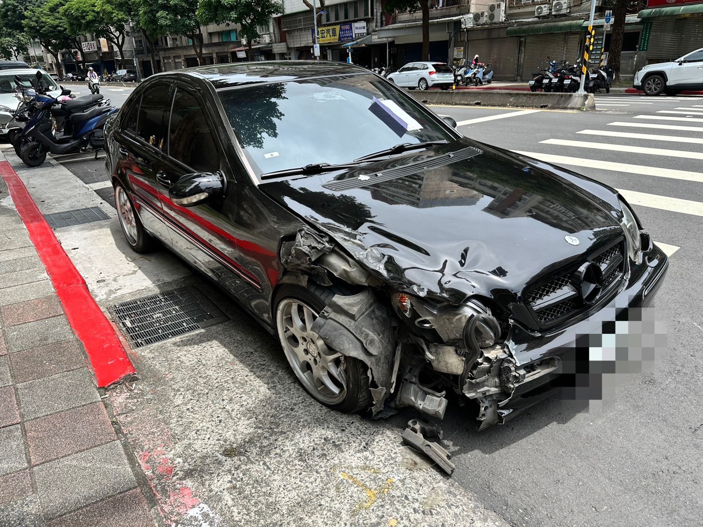 肇事車輛車頭幾乎半毀,駕駛經查沒有酒駕、毒駕。翻攝畫面