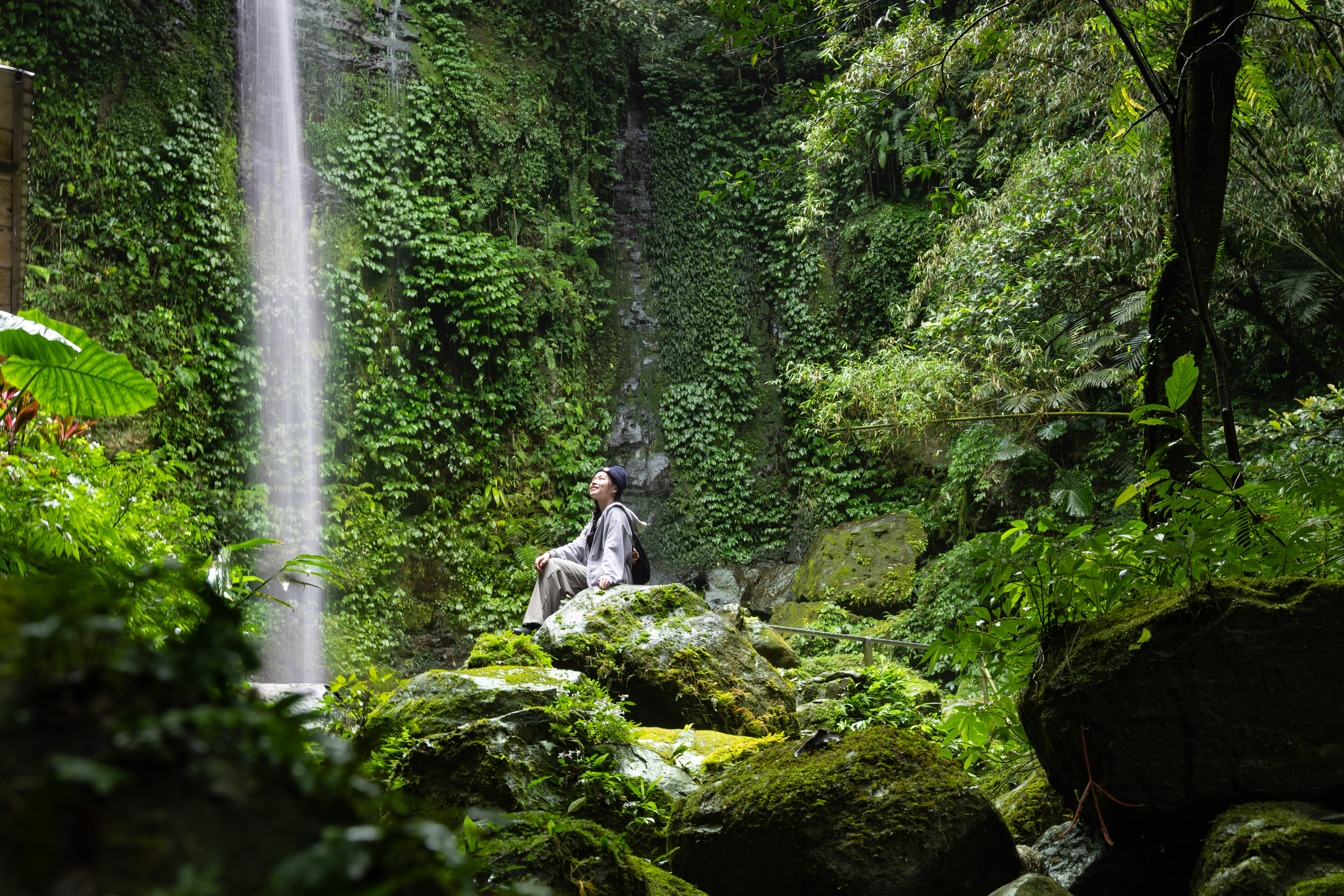 炮仔崙瀑布位於新北市深坑區，景美溪左岸支流炮仔崙溪上，夏日可以在此賞景戲水。