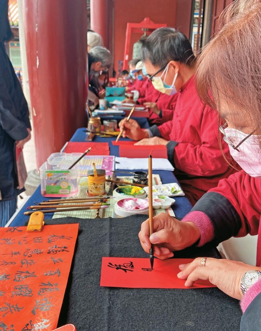 台北孔廟邀請書法家現場揮毫贈送春聯,年味十足。(台北孔廟管理委員會資料照)
