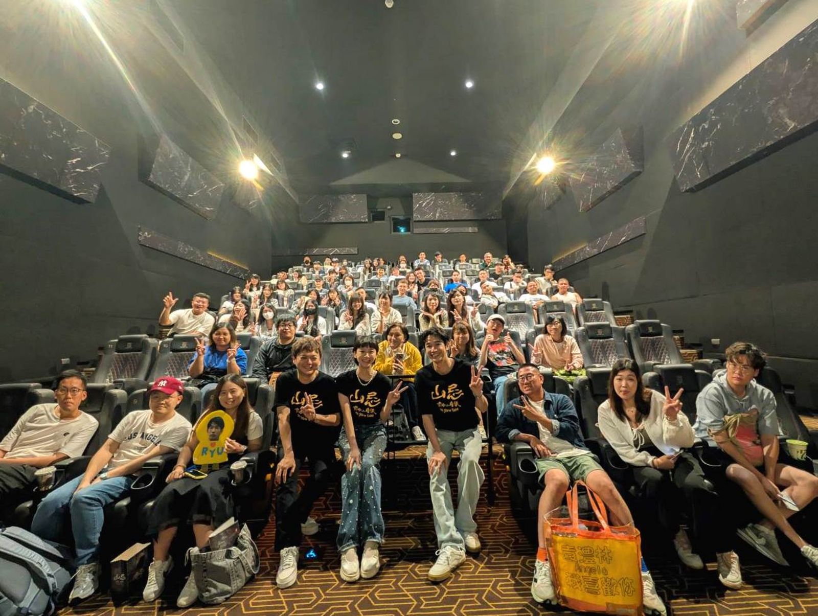 《山忌 黃衣小飛俠》主創團隊兵分兩路參與近50場影廳見面會，收到不少粉絲送的禮物。（威視提供）