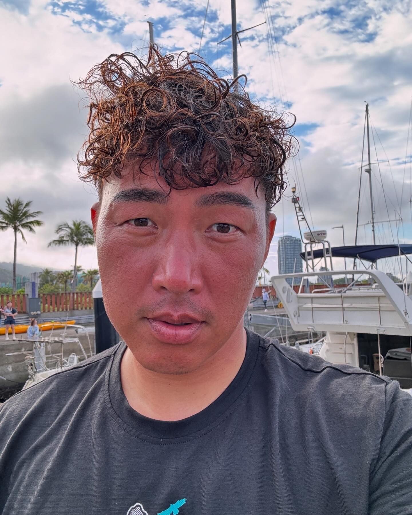 郭泓志為實境節目曬成黑炭。（三立提供）