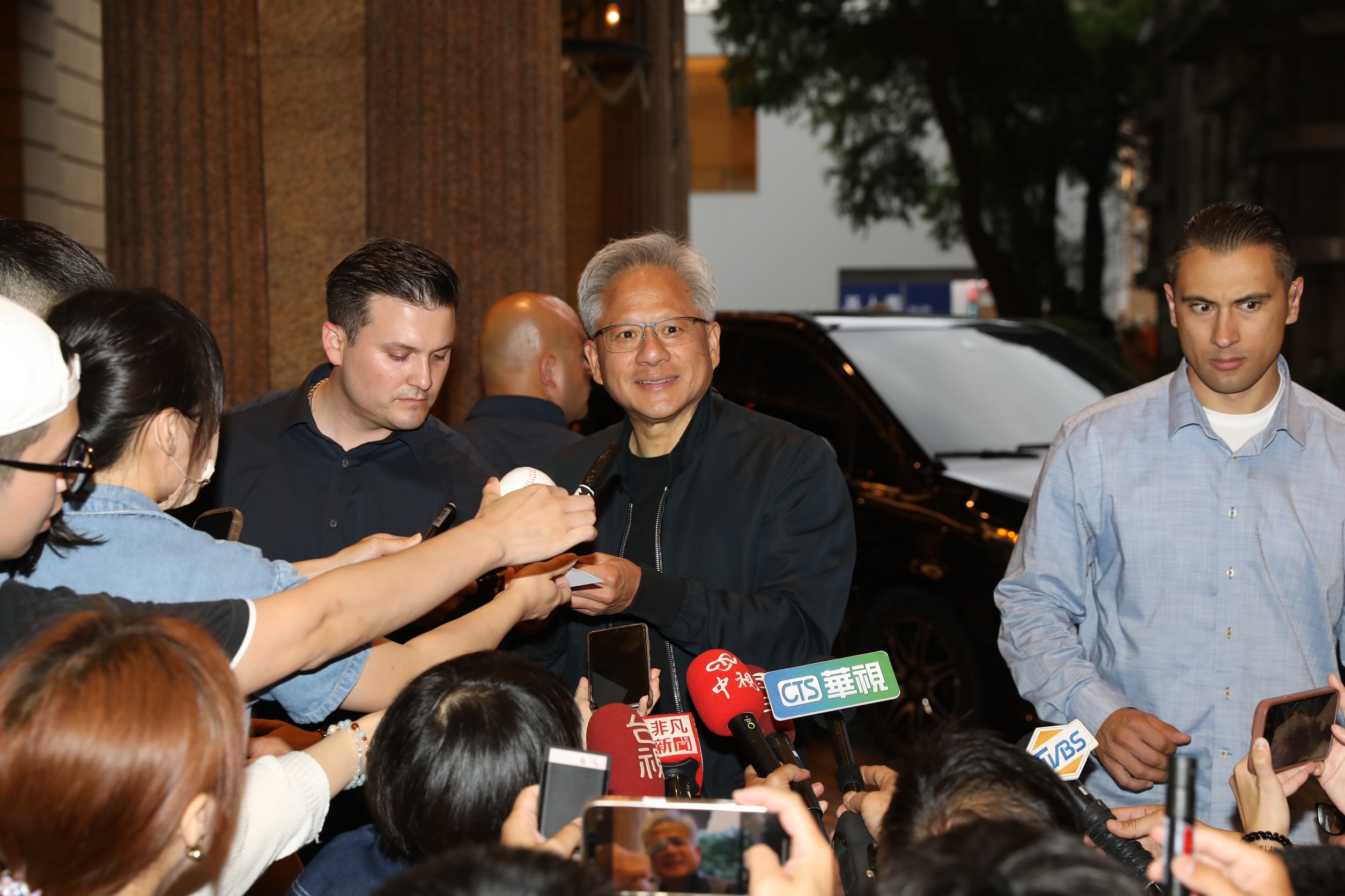 黃仁勳晚間走出飯店，接受媒體訪問。