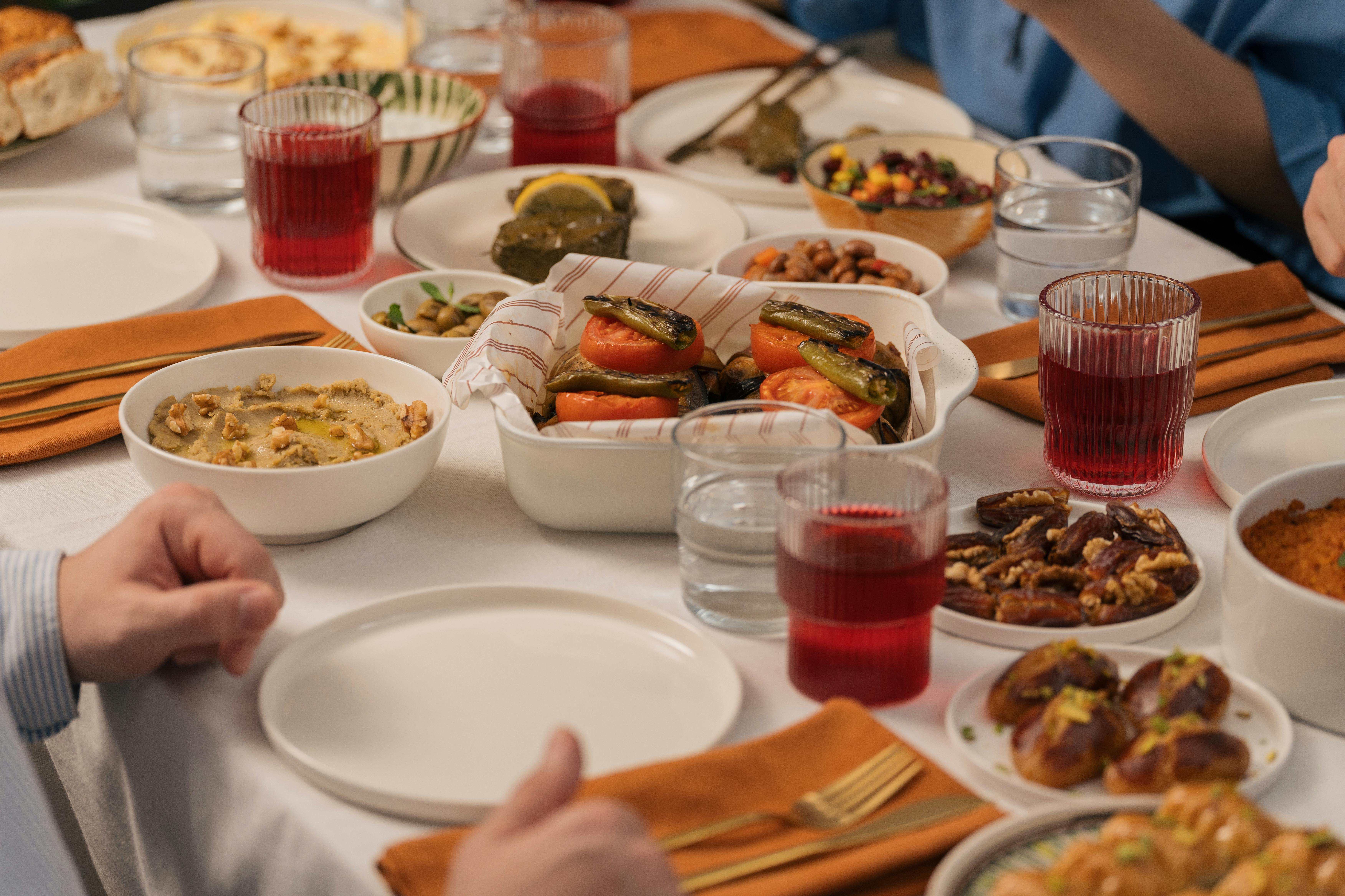 家醫師許書華引用國外研究指出，聚餐會比獨自用餐食量多44%，建議應建立正確飲食習慣，才能在維持社交過程也不會吃過量，圖為示意圖。（翻攝自Pexels圖庫）