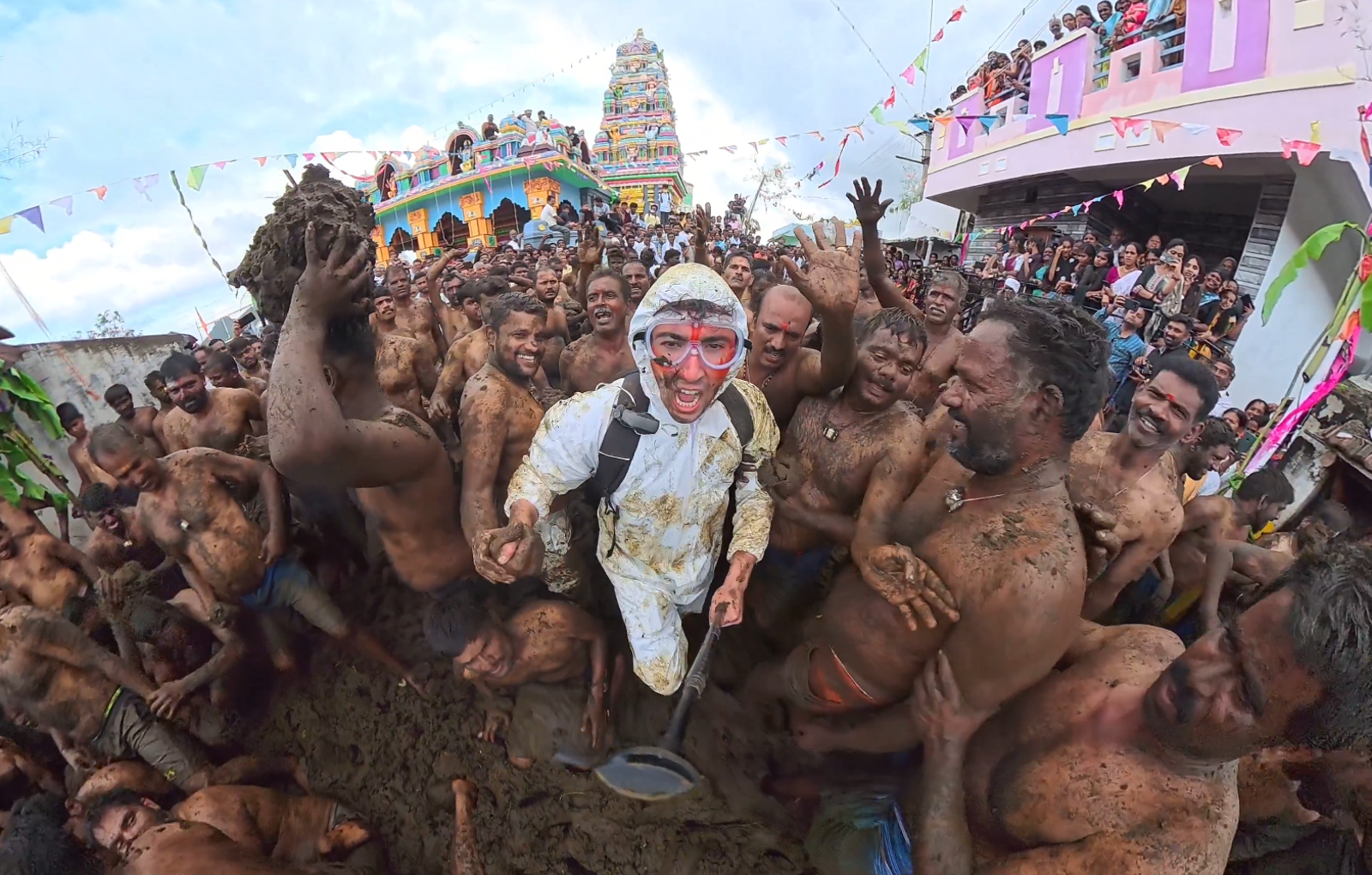 奧利維拉穿全套防護衣、護目鏡,滿身牛糞,表示再也不會再來。(翻攝X@tyleraloevera)