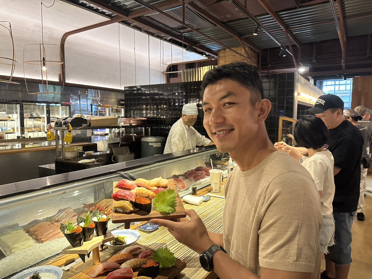 萬洛・隆甘迦大讚台灣魚市場，漁貨新鮮又便宜。（牽猴子提供）