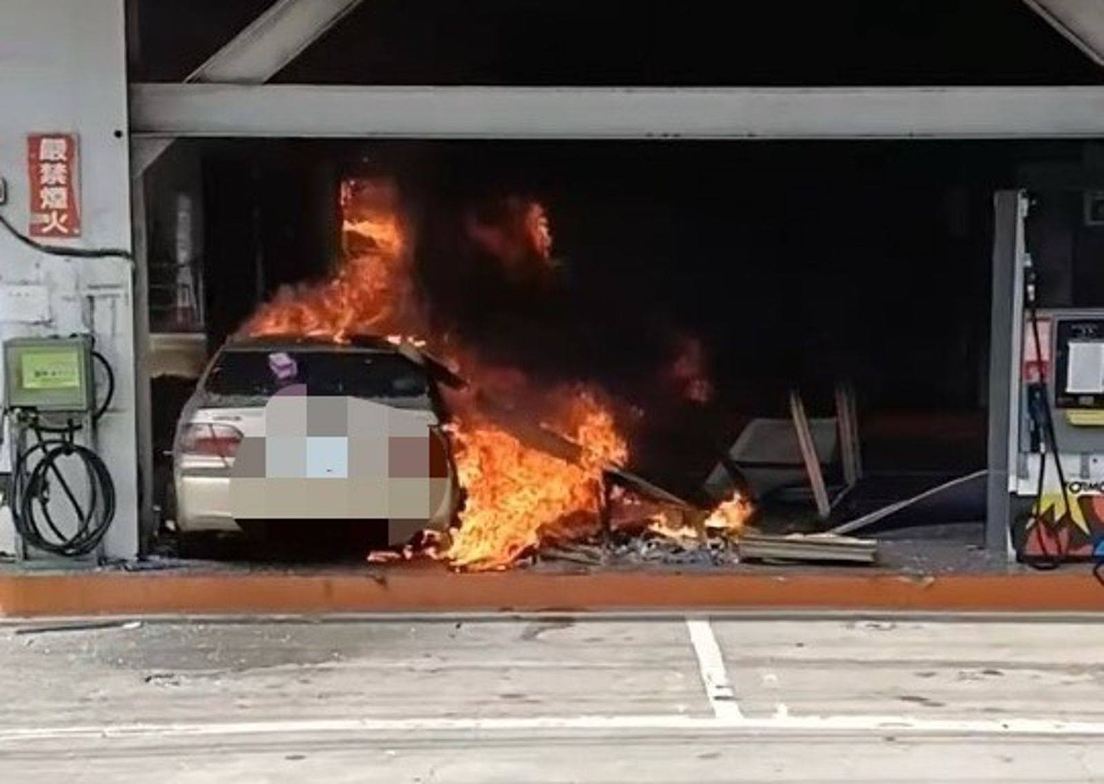 驚悚!台中加油站大火 51歲男駕駛疑「1原因」自撞加油島驚險逃生