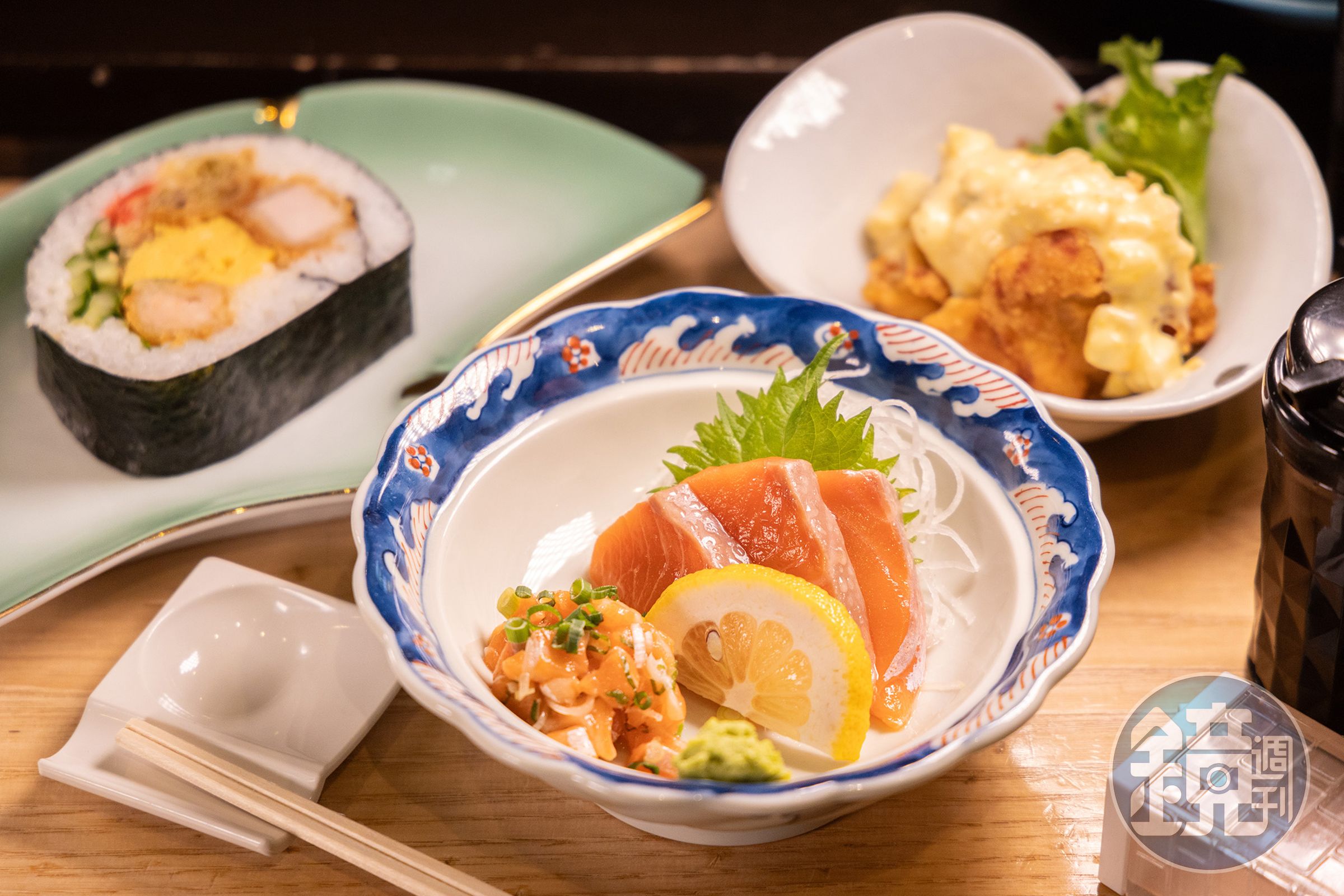 店內的生魚片、巨無霸壽司卷與炸雞都是人氣菜餚。（團餐菜色，4,000日圓／人，約NT$880）