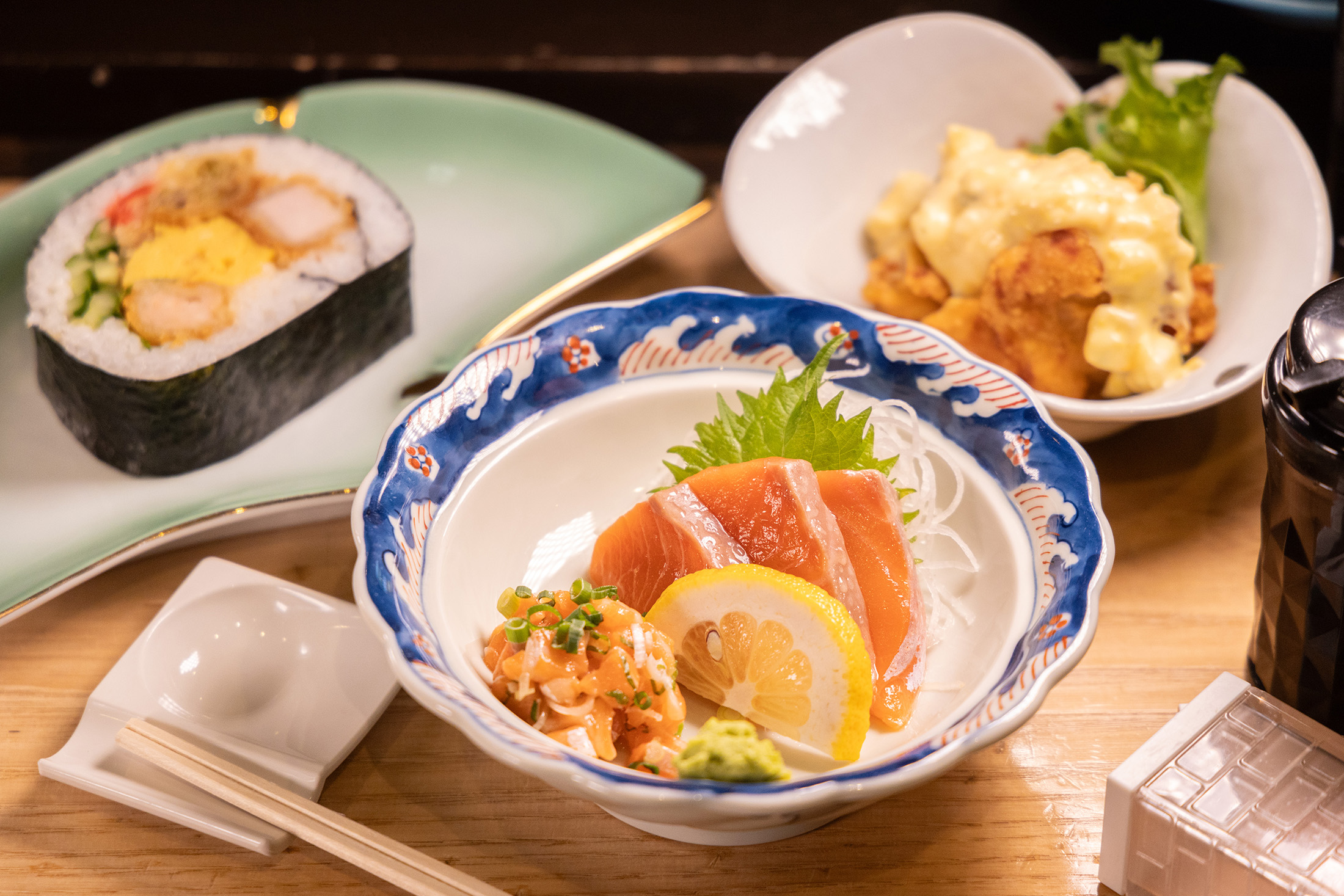 店內的生魚片、巨無霸壽司卷與炸雞都是人氣菜餚。（團餐菜色，4,000日圓／人，約NT$880）
