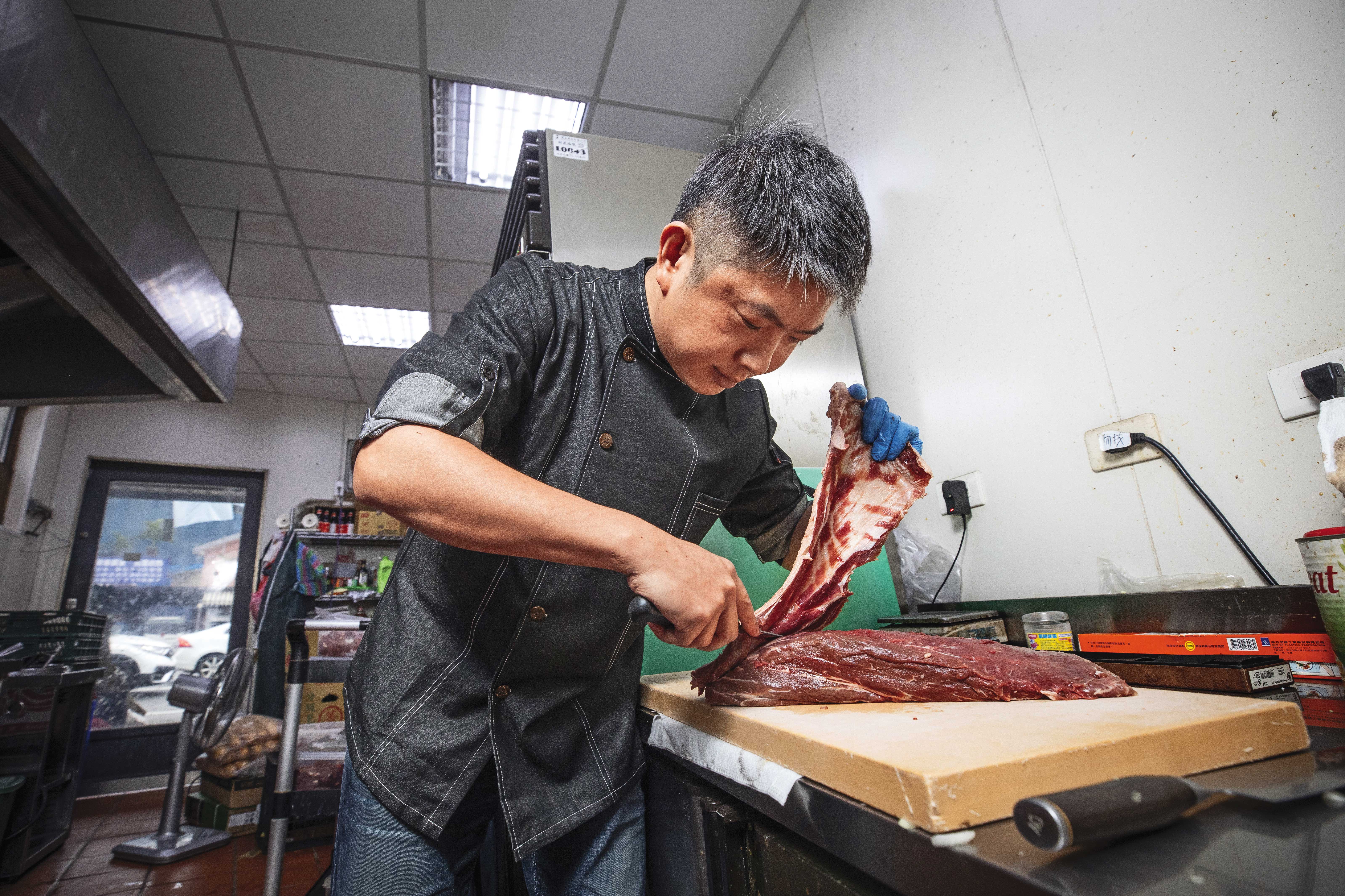 詹厚德自研出一套分筋、修筋法，能將因為筋多而打入次品的牛肉，藉由分筋、烹飪將口感質感提升，這是其能創造出高CP值的主因之一。