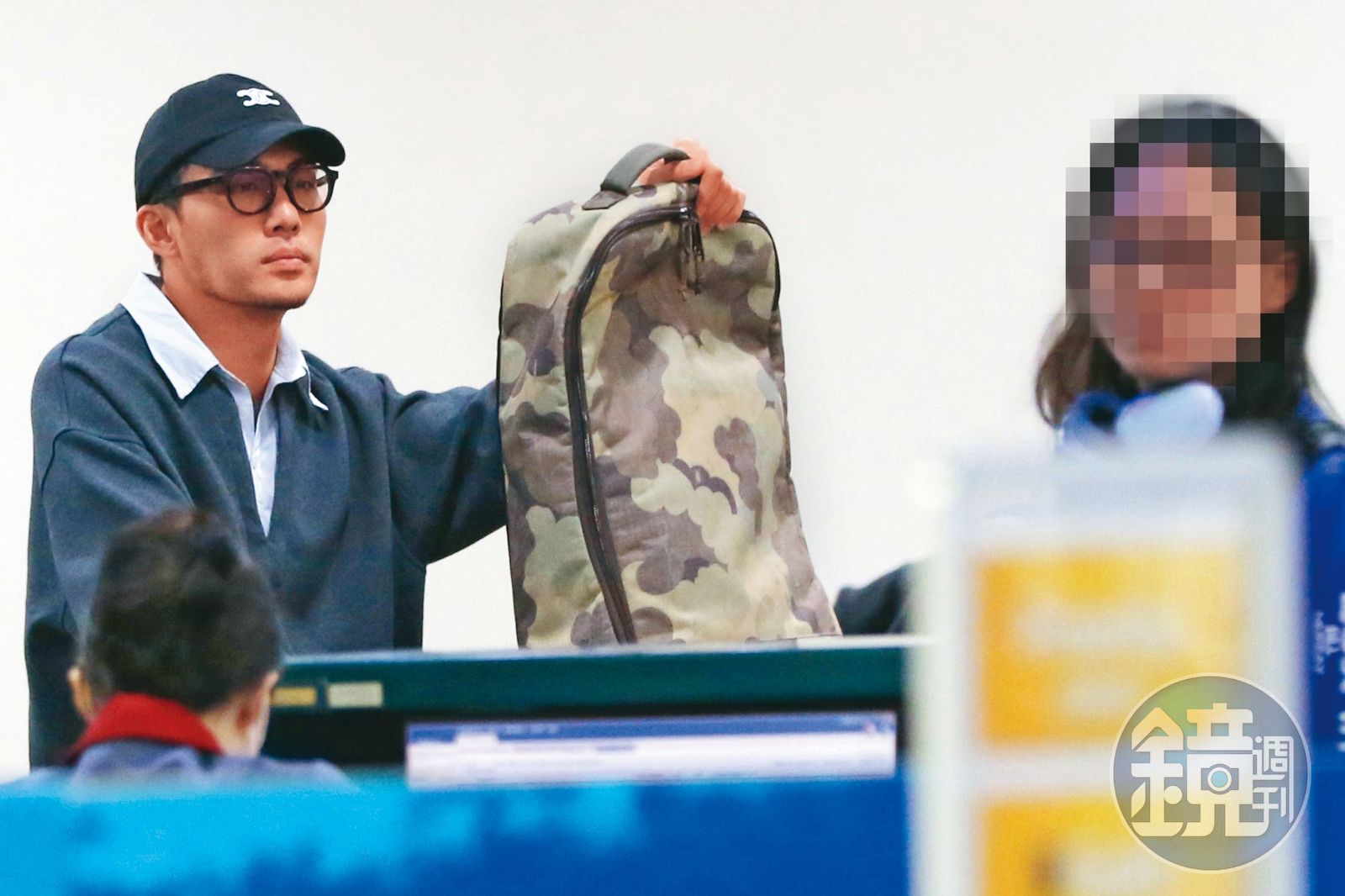 2/17 06：46出國時，凱文也是獨自一人，在華航櫃檯辦理報到