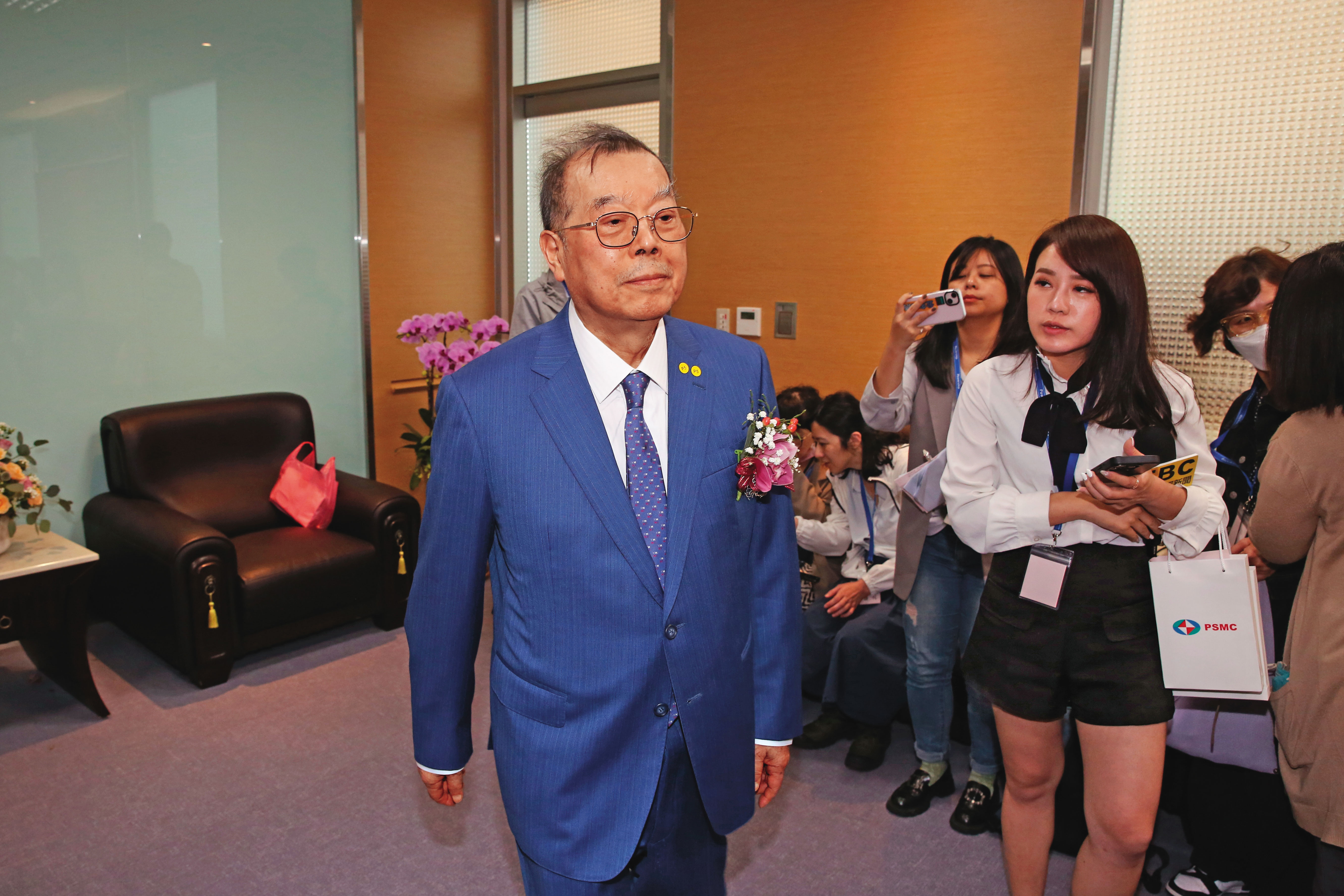 柯文哲USB裡出現科技大老黃崇仁名字，檢廉正一併追查金流。