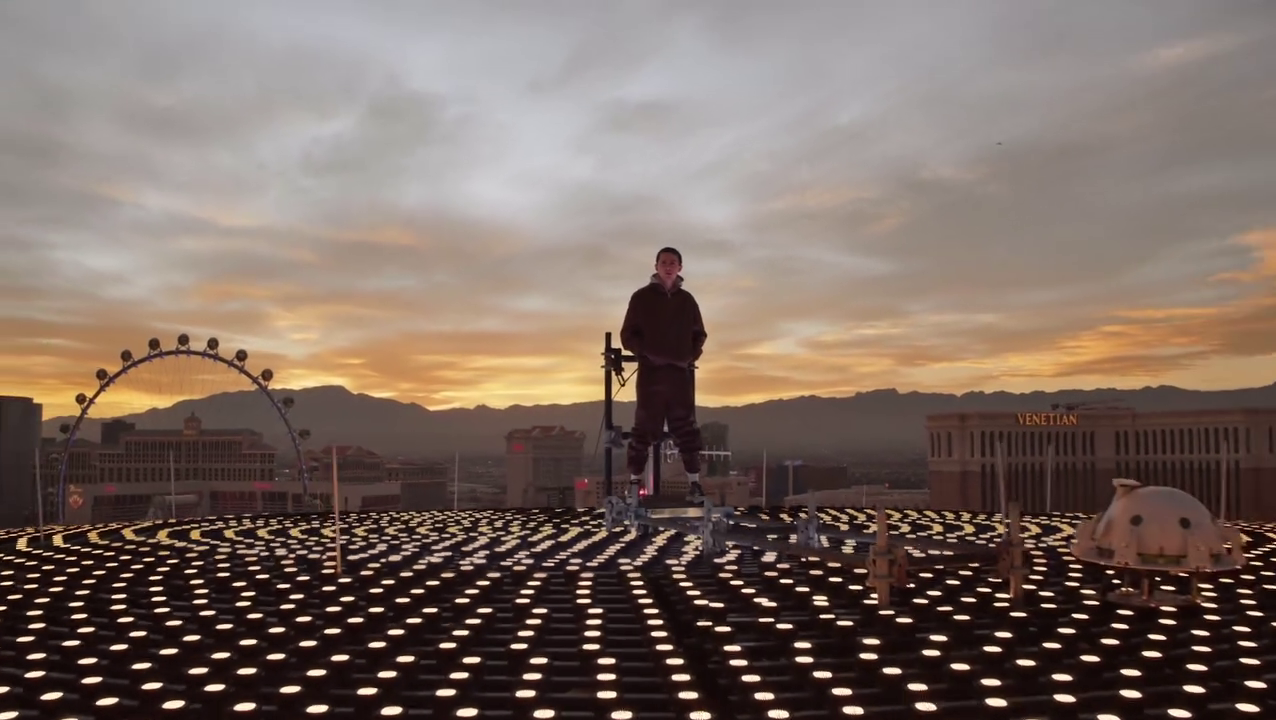 提摩西夏勒梅為電影宣傳，站上位於美國拉斯維加斯、全球最大球體建築Sphere頂端。（龍祥電影提供）