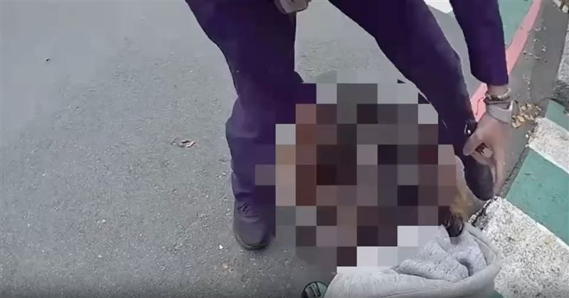 新竹一名婦女遭攔查，竟與警方發生口角，並當場坐地咆哮，畫面全被執勤密錄器拍下。（翻攝畫面）