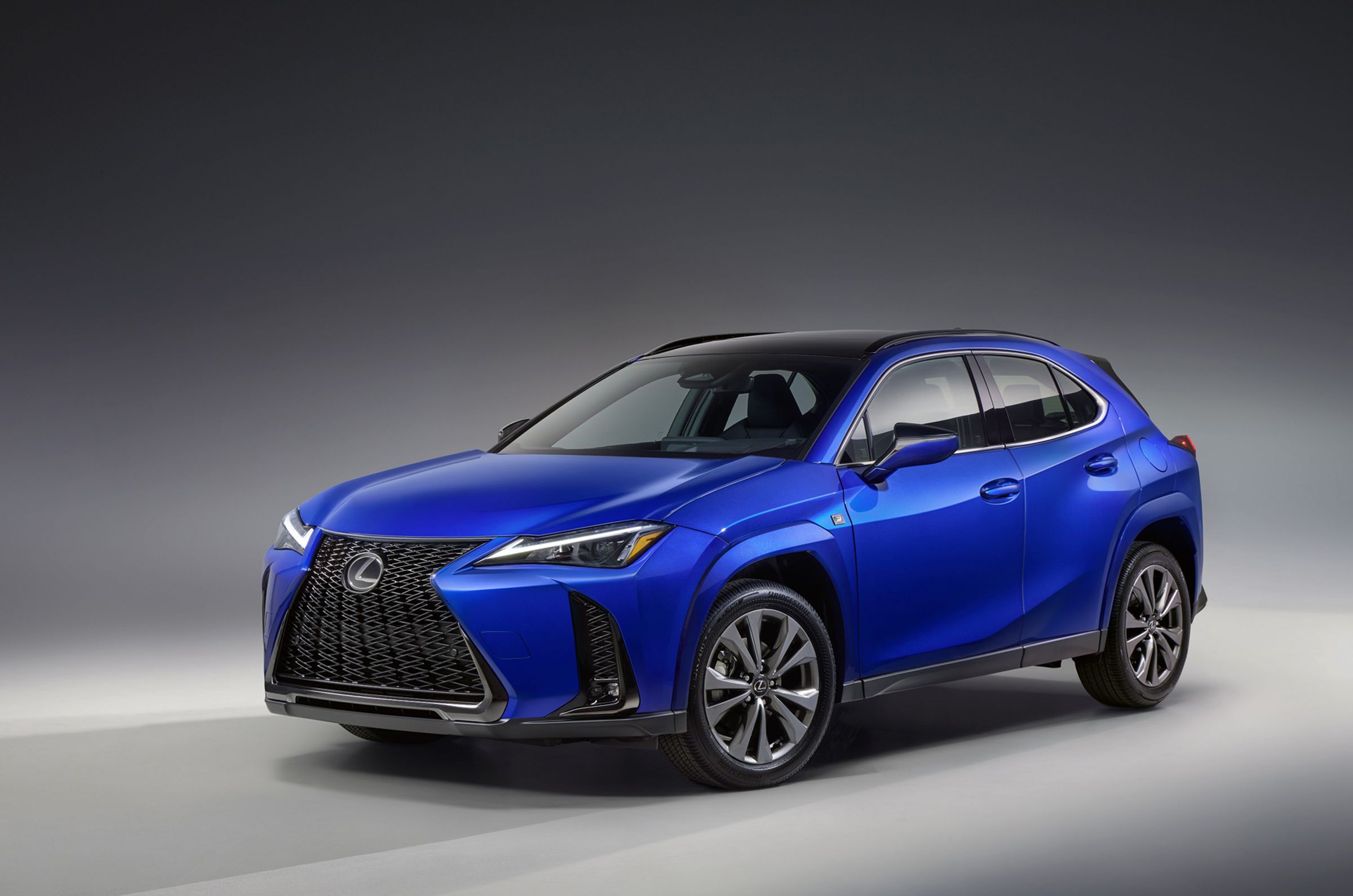 全新升級車型UX 300h,透過油電複合動力系統調校,提升最大綜效馬力至199 匹及平均油耗24.6 km/L的優異表現。