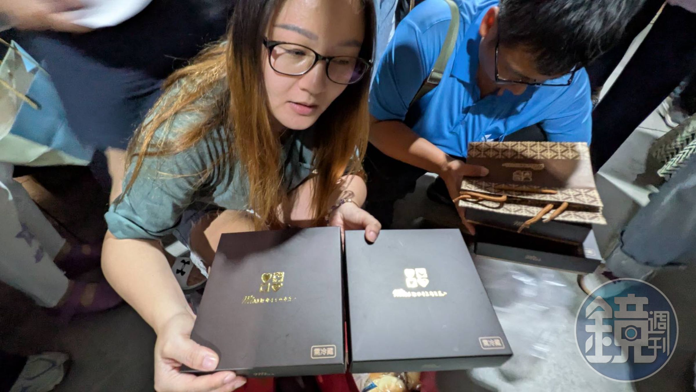 民眾搶到口味不同的生巧克力,十分開心。(鄧玉瑩攝影)