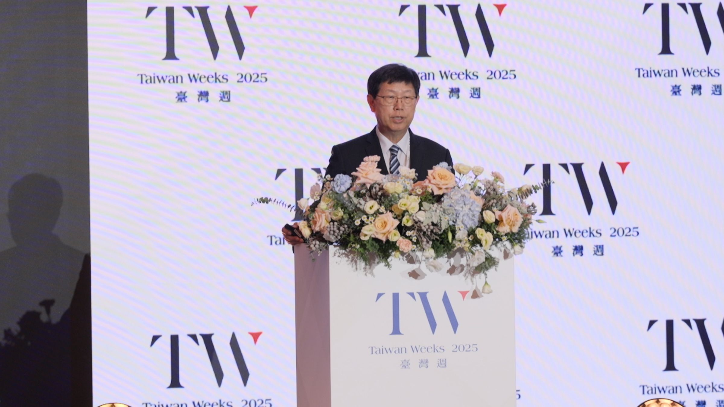 鴻海董事長劉揚偉揭示：鴻海將長期資金2,600億元用於資本支出與股利發放；短期則以5,000多億元借款作為營運活水，展現平衡且靈活的資產負債管理能力。