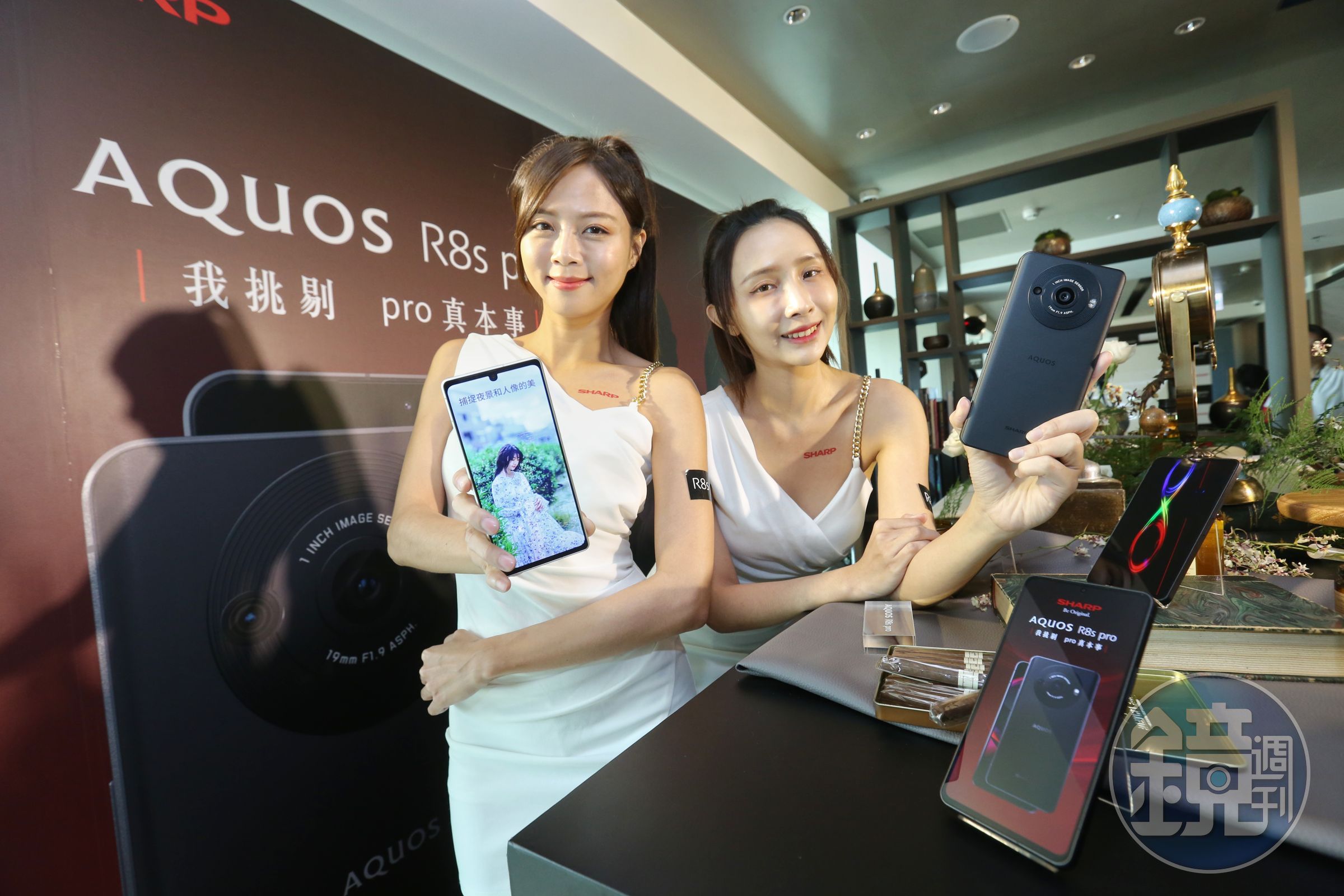 日本夏普為了擴大在台市占率，12日引進兩支旗艦級手機AQUOS R8s pro和R8s，還找來入圍今年金鐘獎的女星林予晞擔任品牌大使。