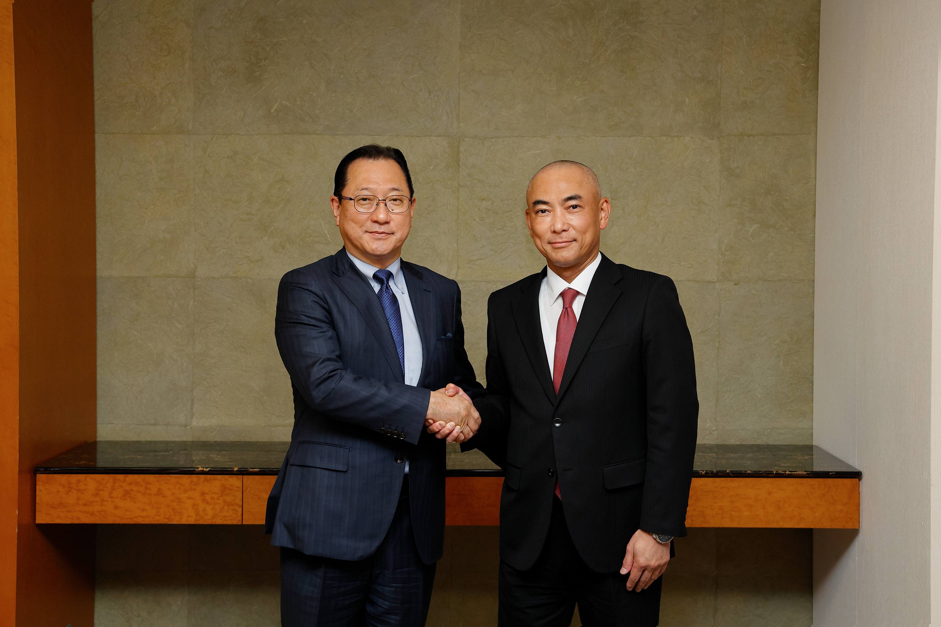 由鴻海電動車策略長關潤（左）、三菱電機移動代表取締役社長田中和德（右）共同簽訂MOU。（鴻海提供）