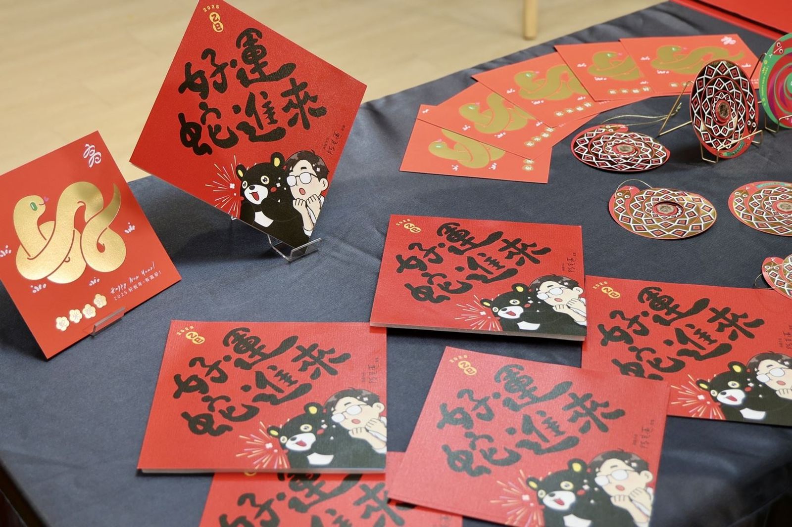 小龍年到來,高市府推出《好運蛇進來》斗方春聯。(高市府提供)