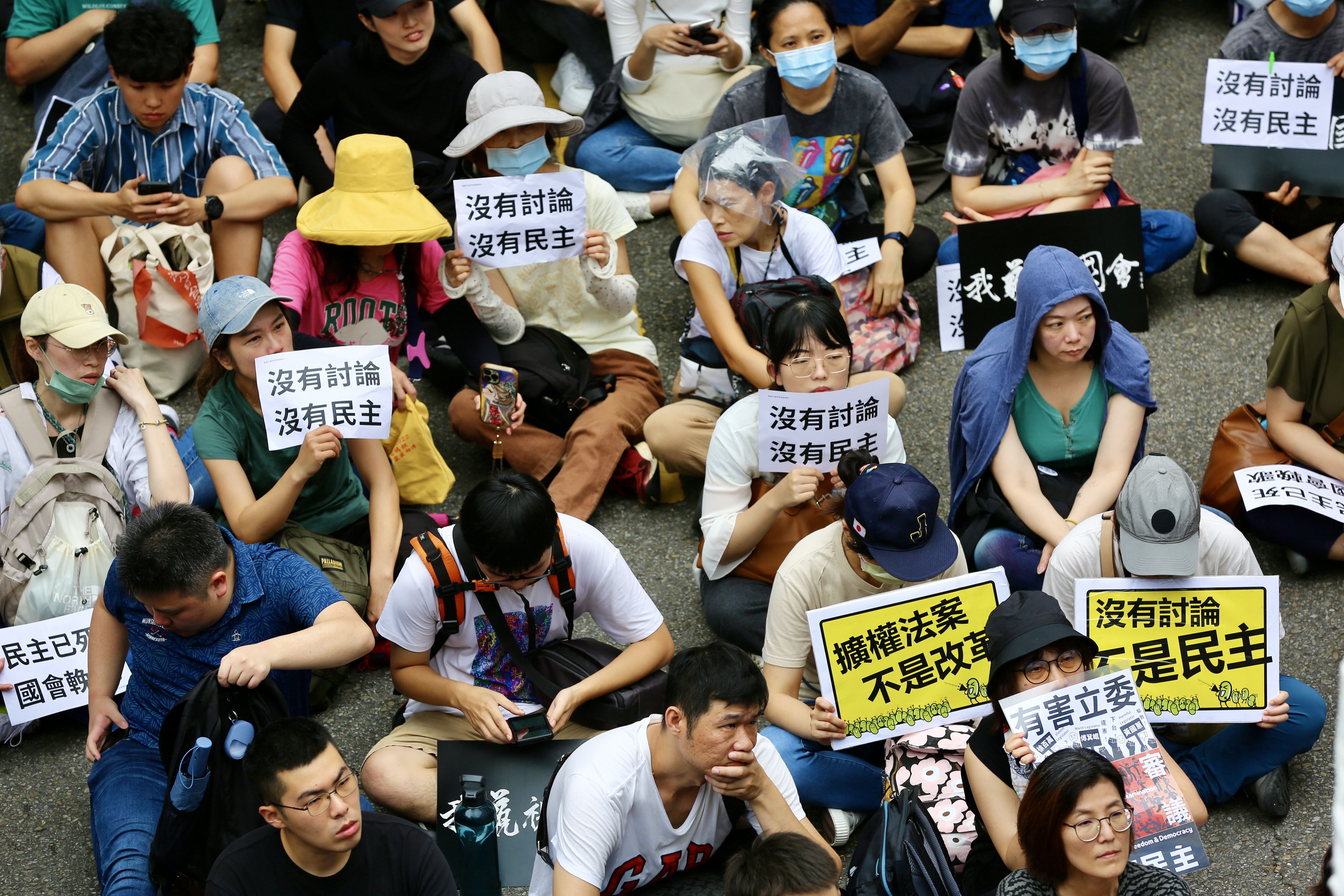 24日立院通過聽證、調查權等二讀條文，場外群眾聚集抗議。