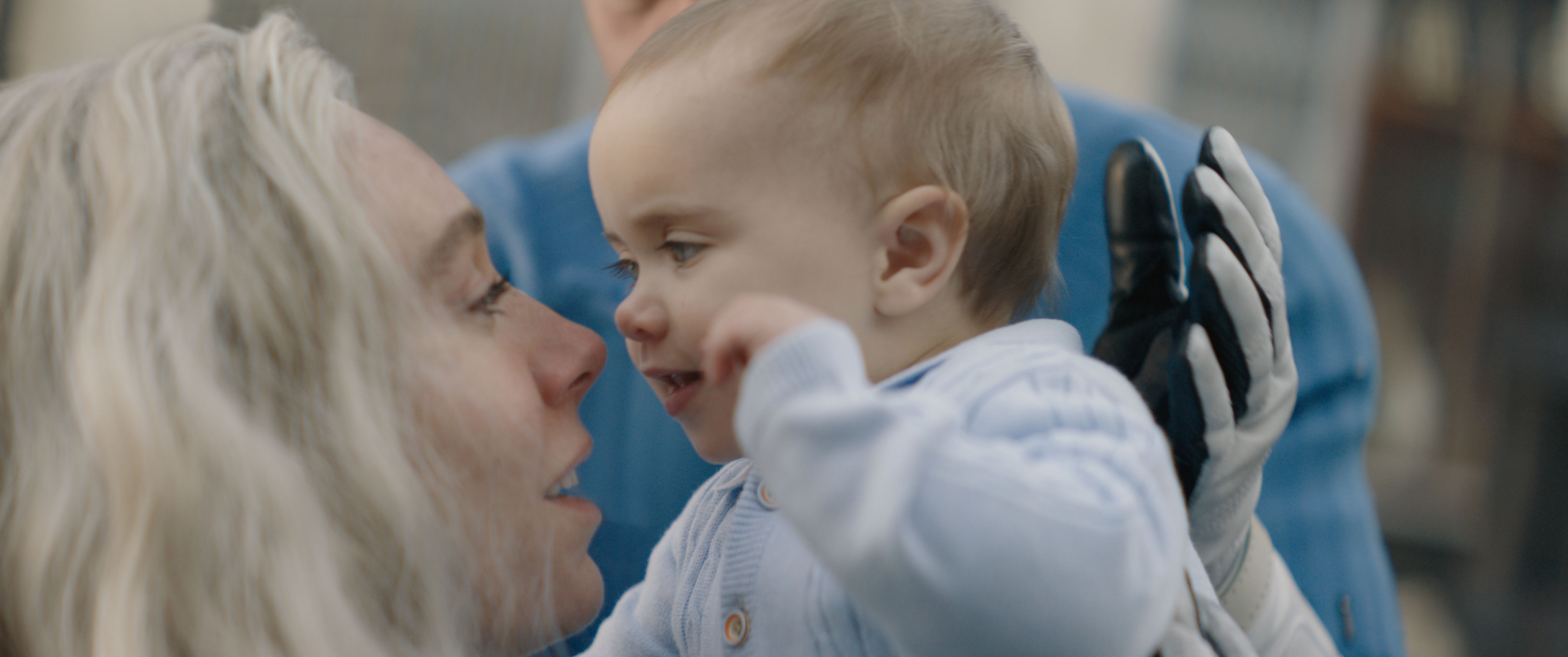 隱形女（左）抱著寶寶富蘭克林一起拯救世界，讓粉絲議論，這位寶寶將改變漫威電影宇宙的未來。（漫威影業提供）