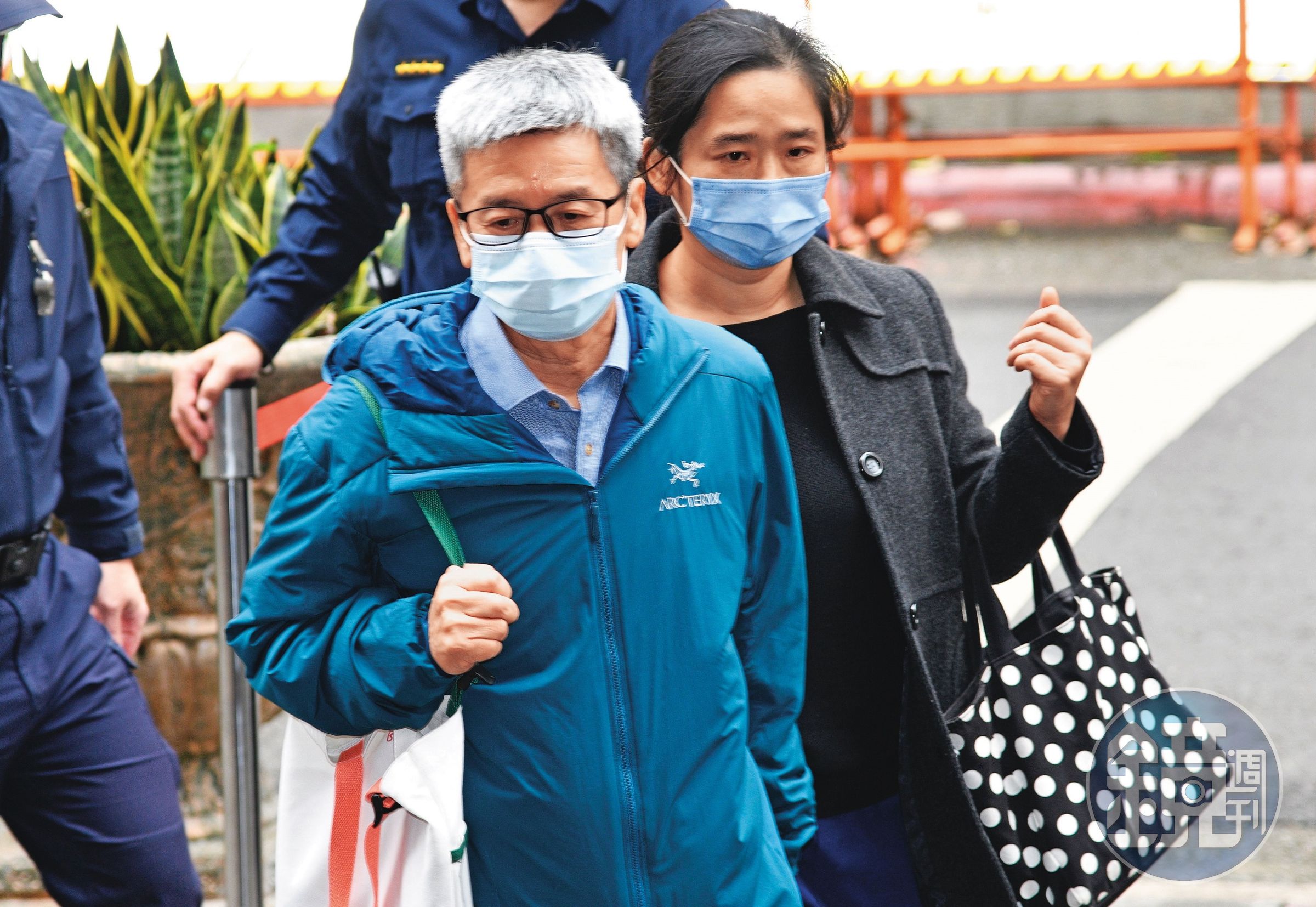 李文宗(左)去年8月遭約談後無保請回,卻立即透過陳智菡與柯文哲串供。