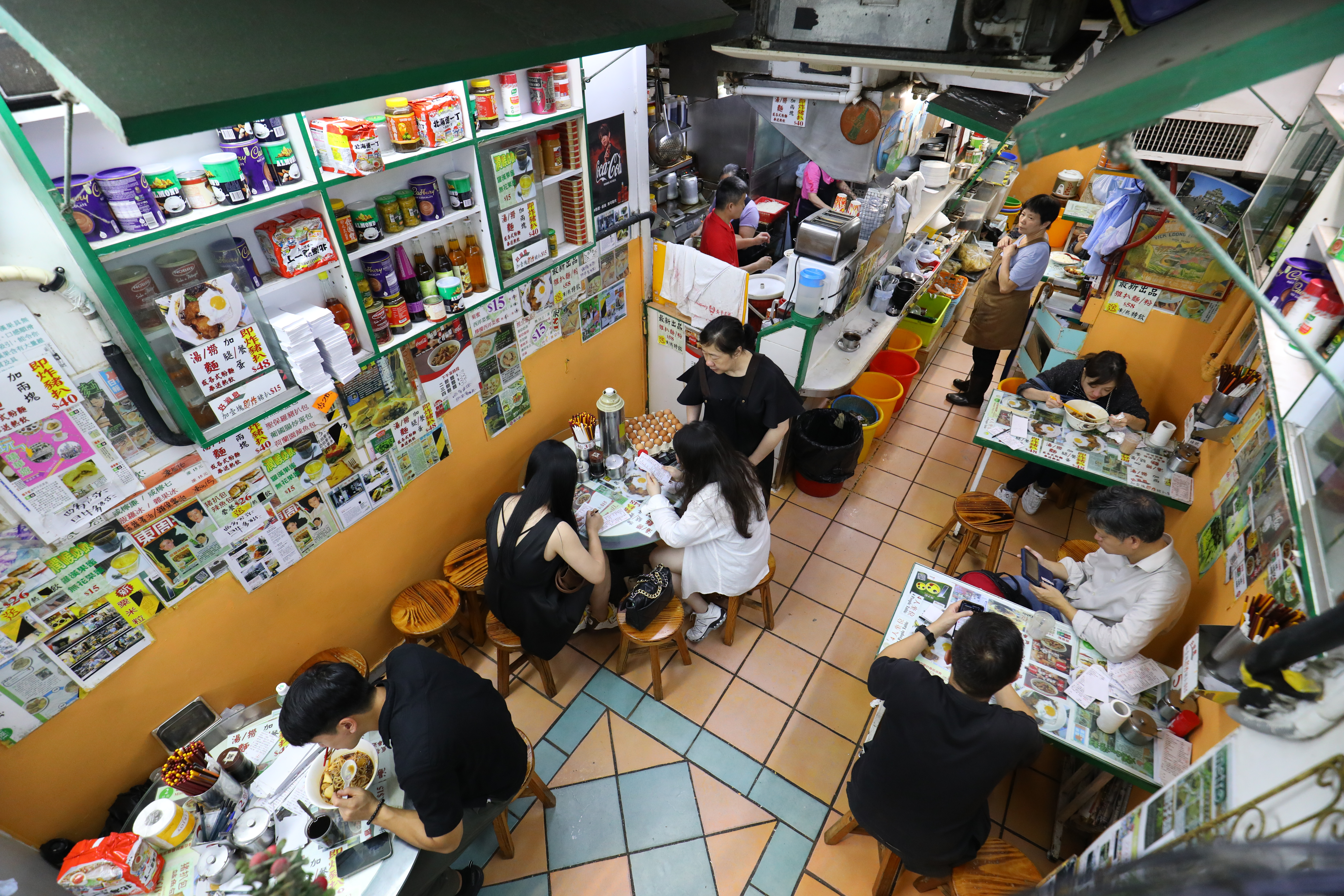 牆上貼滿密密麻麻各種菜單介紹，光麵食可選擇的配料就多達30種。