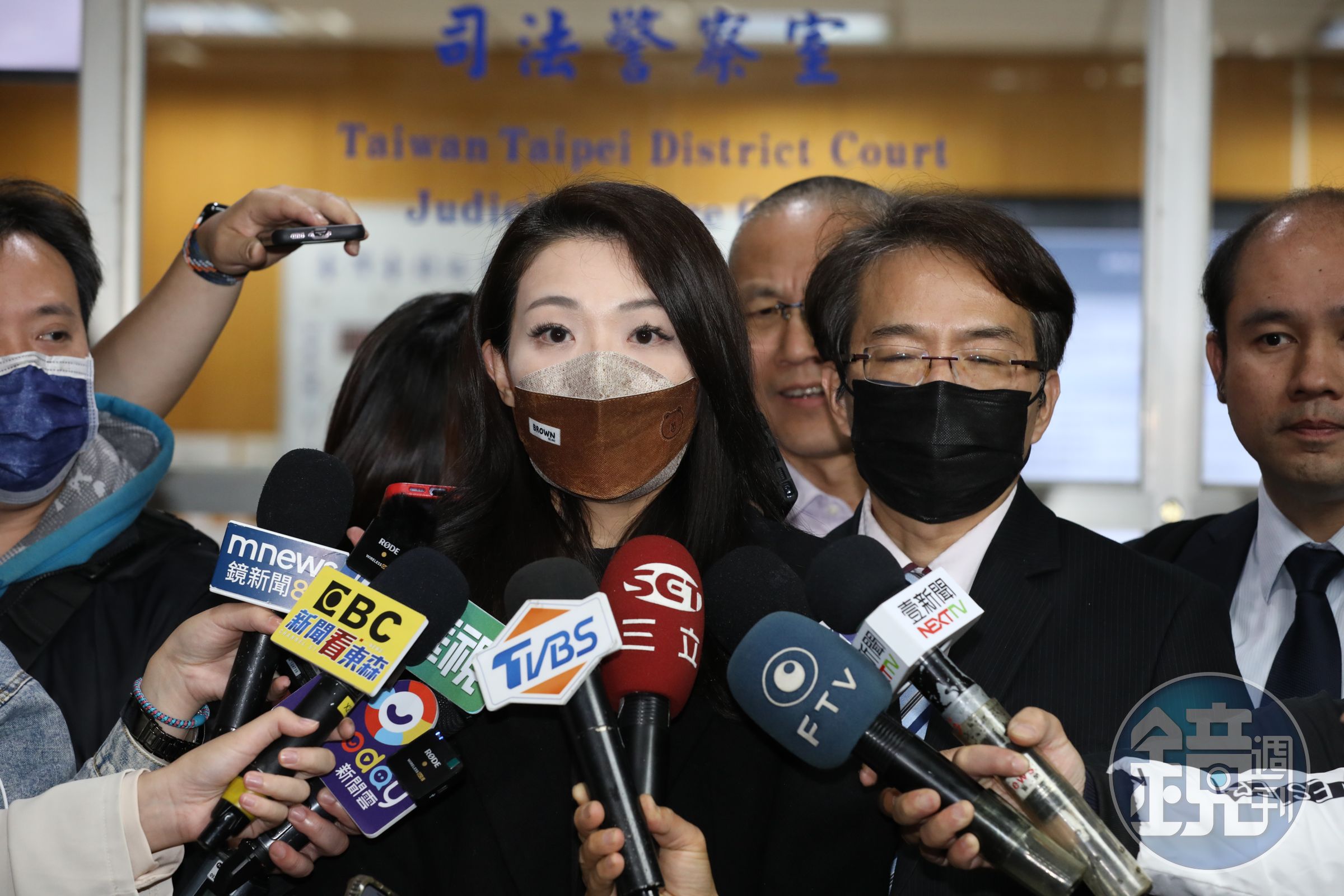 高虹安辯護律師今在庭上要求勘驗4名被告當時的訊問影音檔，被法官反酸：「那辯護律師當時在幹嘛？」