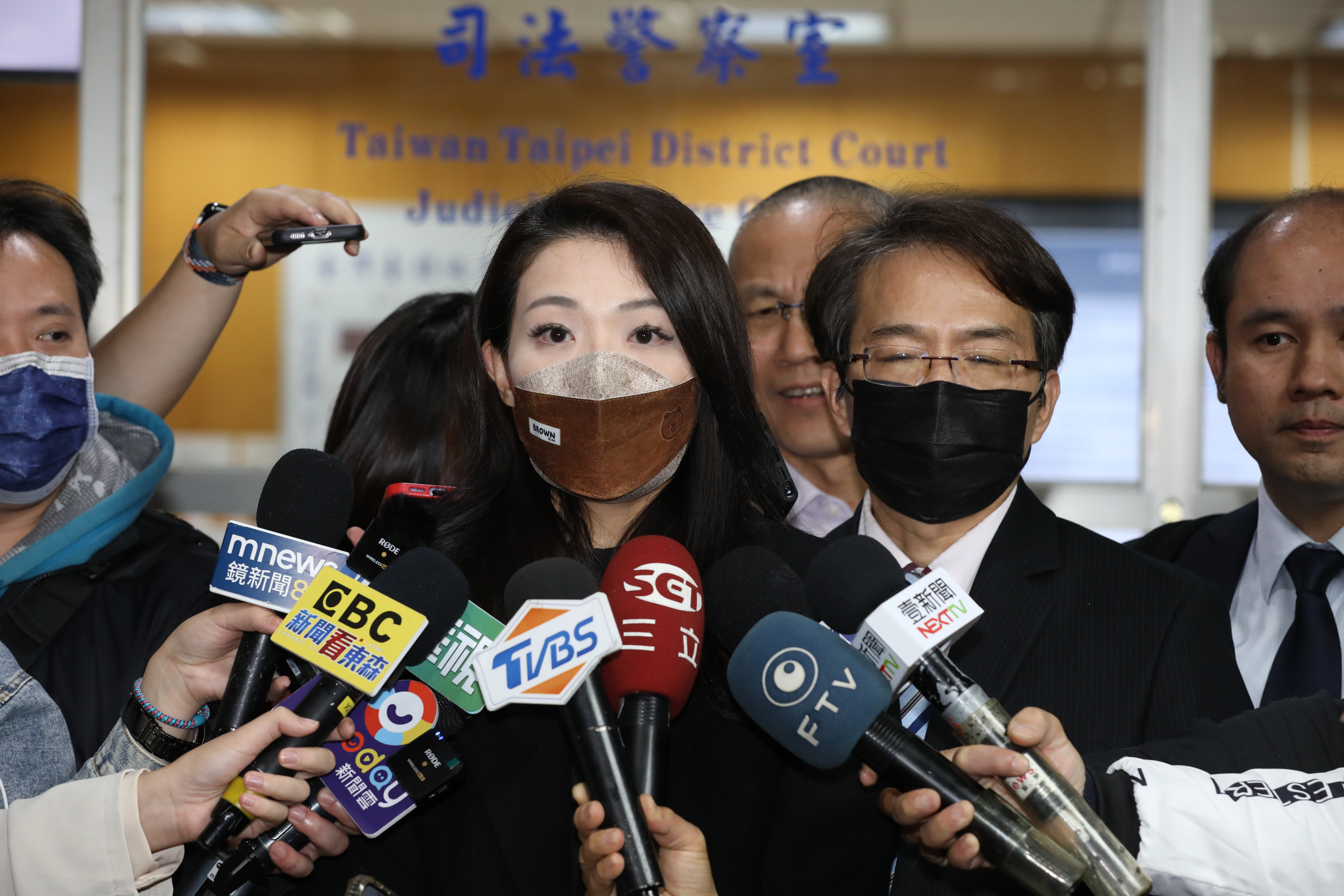 高虹安辯護律師今在庭上要求勘驗4名被告當時的訊問影音檔，被法官反酸：「那辯護律師當時在幹嘛？」