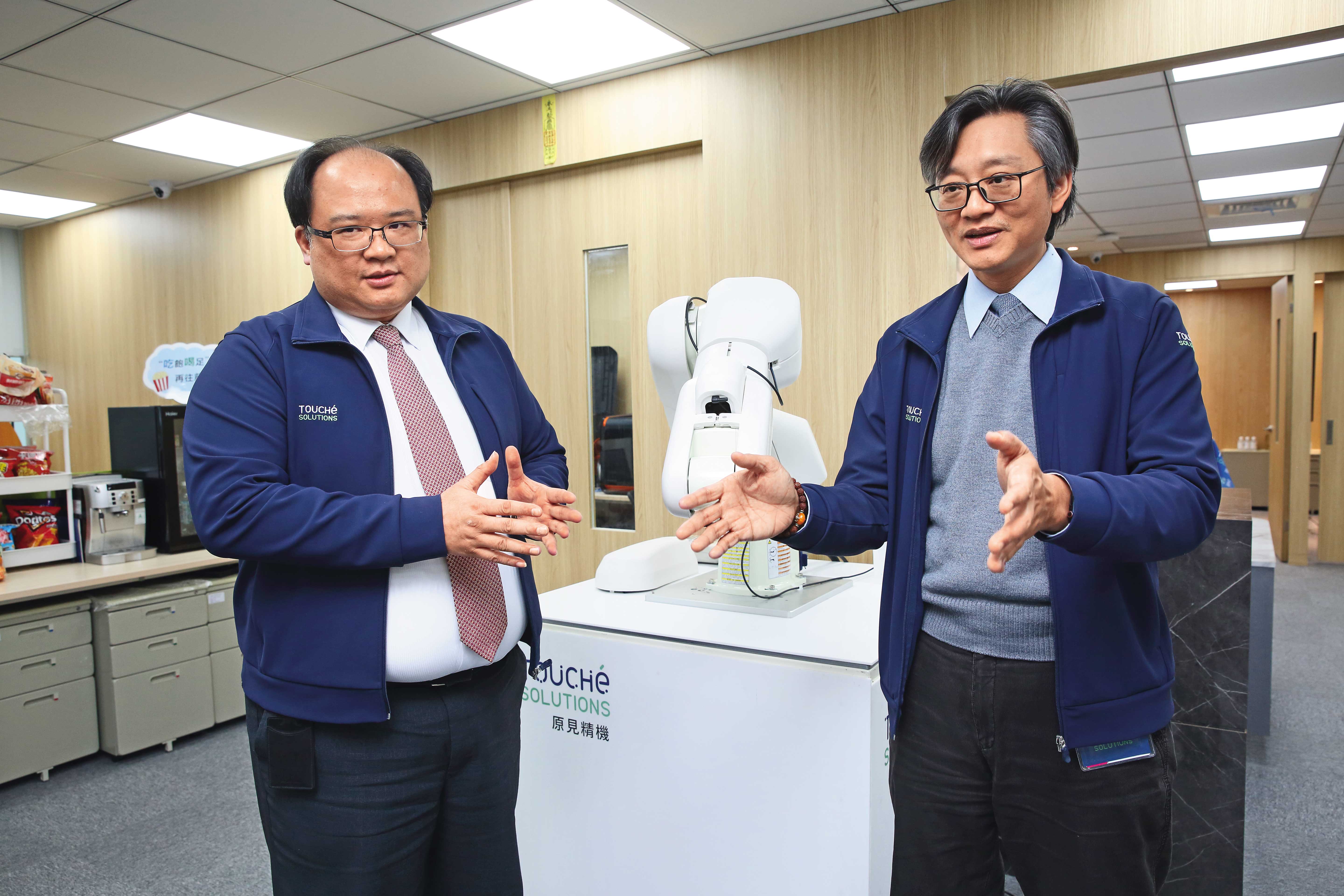 原見精密等台廠的機器人觸覺感測技術，已成功打入美、日機器人供應鏈 。(圖左為總經理劉昌和，圖右為董事長蘇瑞堯)