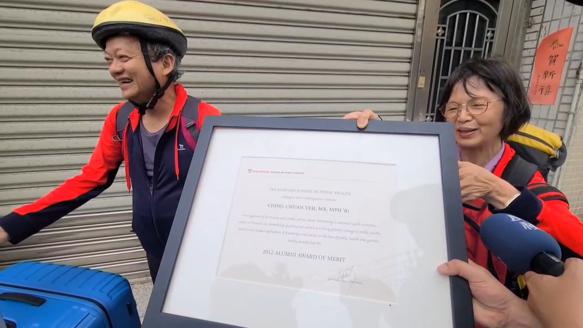 前衛生署長葉金川（左）在這次地震中成為受災戶，與妻子回家搶救家當。（《鏡新聞》提供）