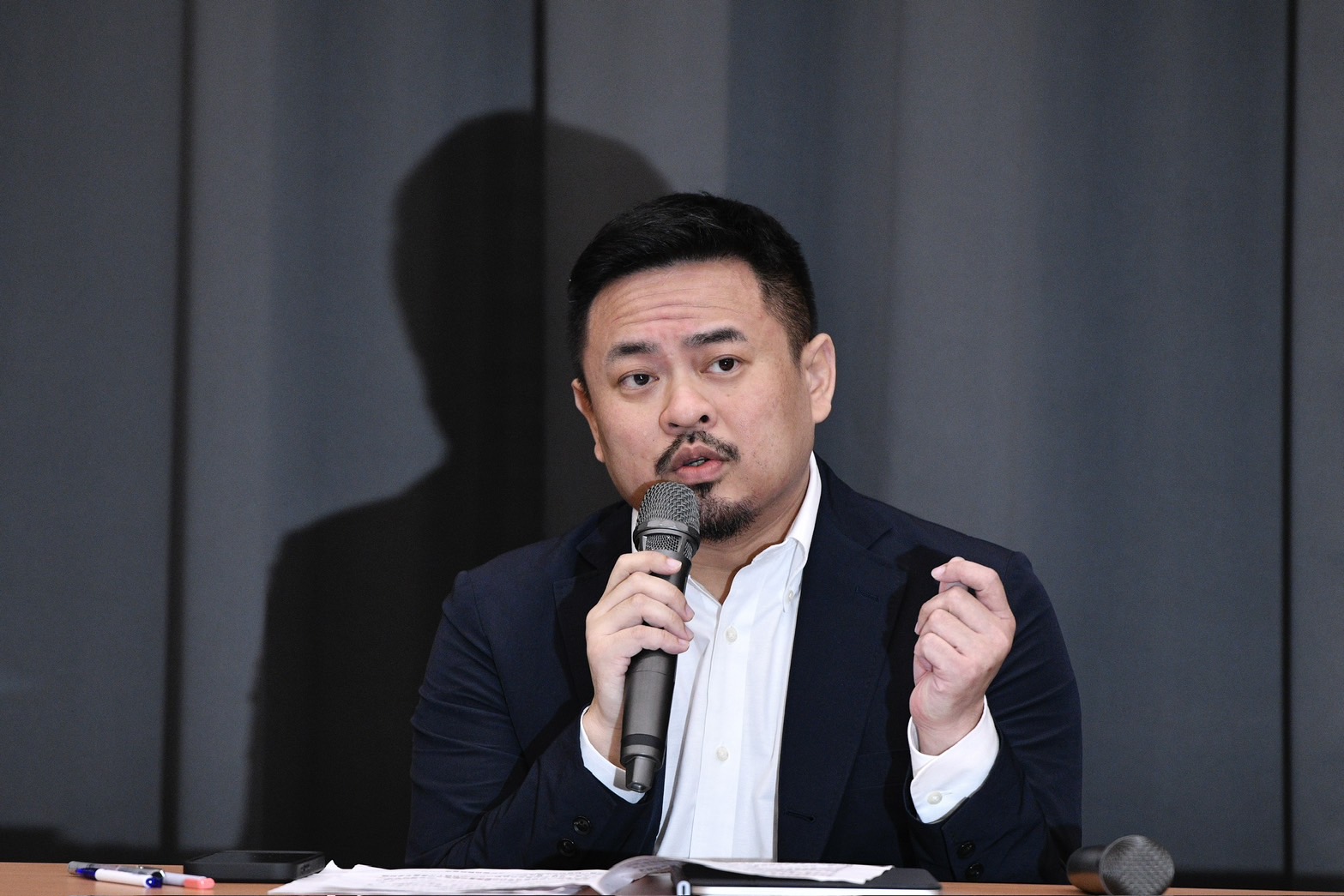 勞發署北分署公務員輕生案引發眾怒，洪申翰接任後快速重啟調查，游盈隆認為這次危機處理值得社會肯定鼓勵，可能也是政府史上第一次願意第一時間公開認錯。