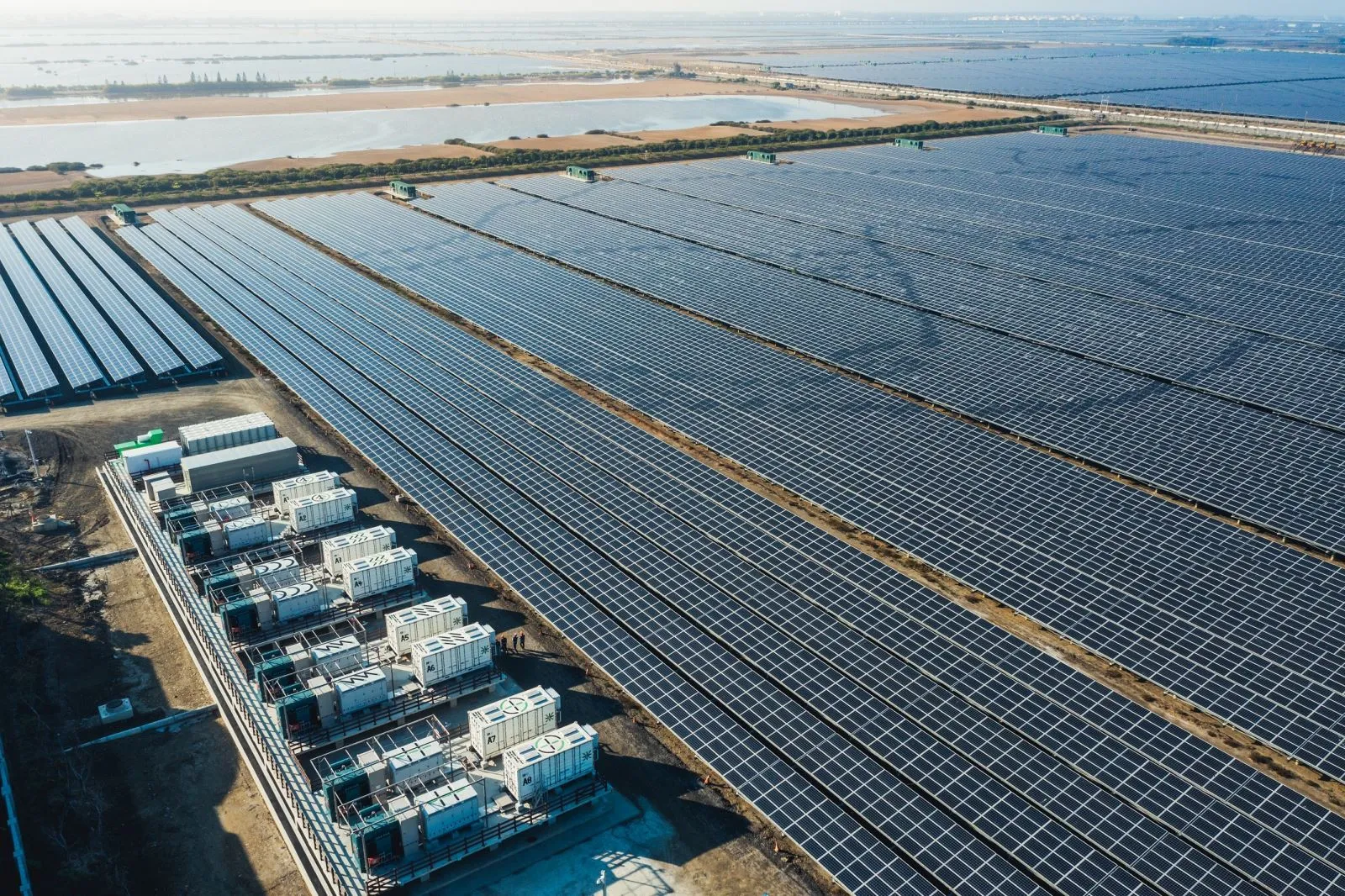 政府希望用電大戶自建發電與儲能設備。圖為大型光電案場。（經濟部提供）