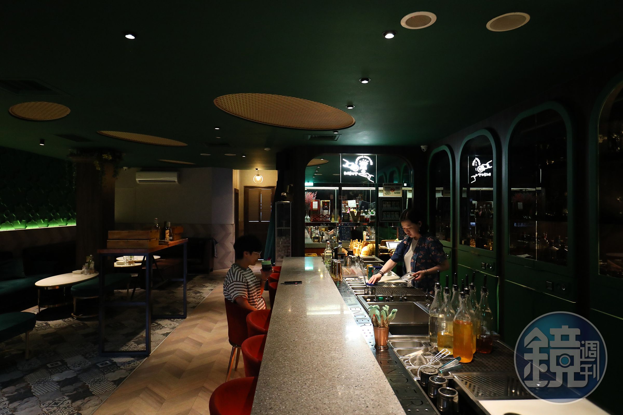 「Vender Bar」的1樓空間主打星馬元素，營造熱鬧喝酒的氣氛。