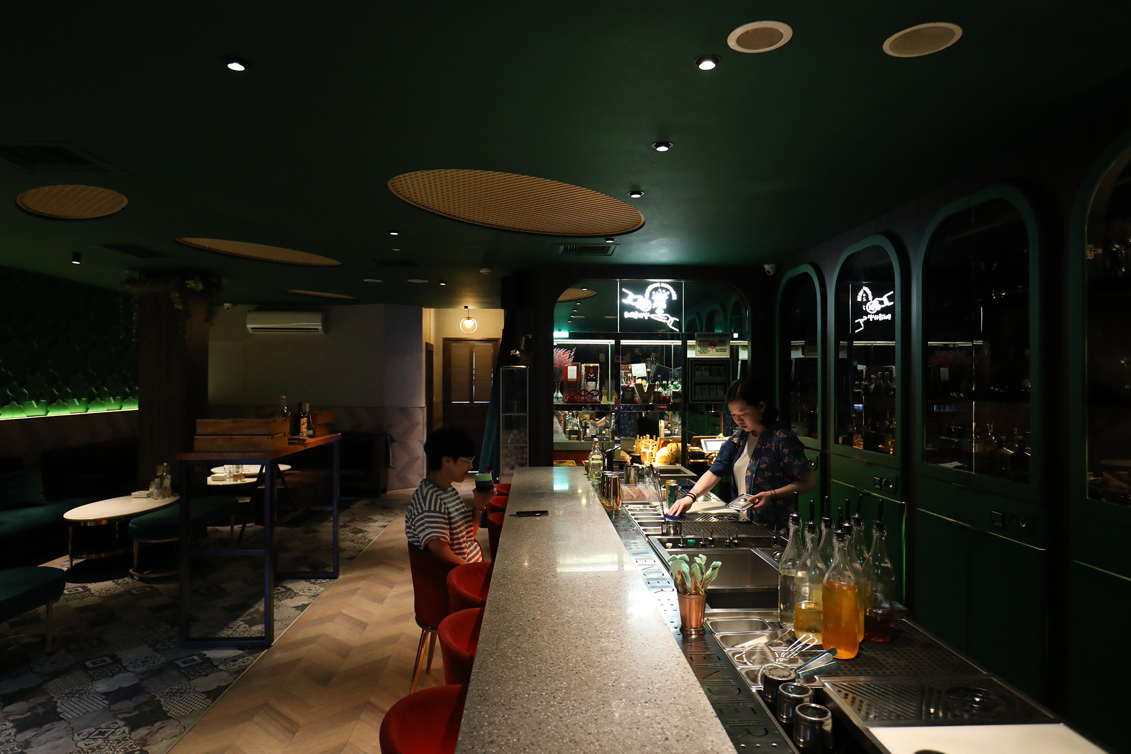 「Vender Bar」的1樓空間主打星馬元素，營造熱鬧喝酒的氣氛。