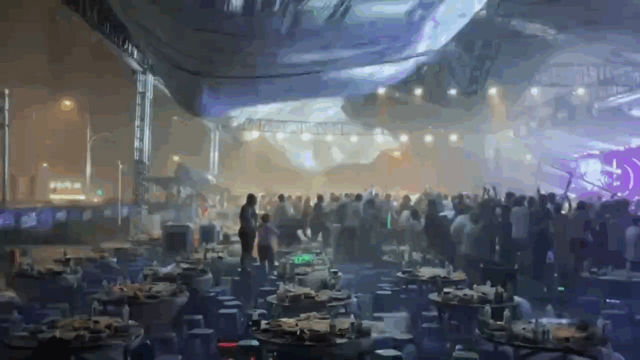 四川綿竹啤酒節舞台上的表演正進行中，突如其來的強對流天氣伴隨大風，將支撐棚內的兩根桁架吹倒。（翻攝自X@whyyoutouzhele）