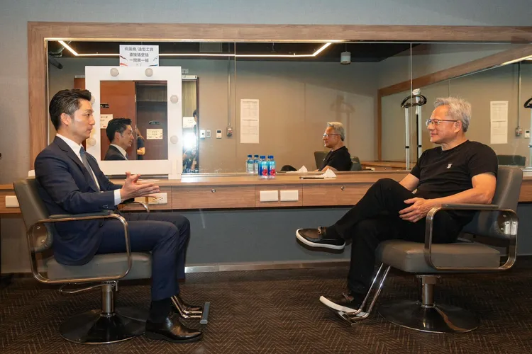 就像久違老友！黃仁勳與蔣萬安「大巨蛋開球」交情曝光 。（翻攝自蔣萬安臉書）